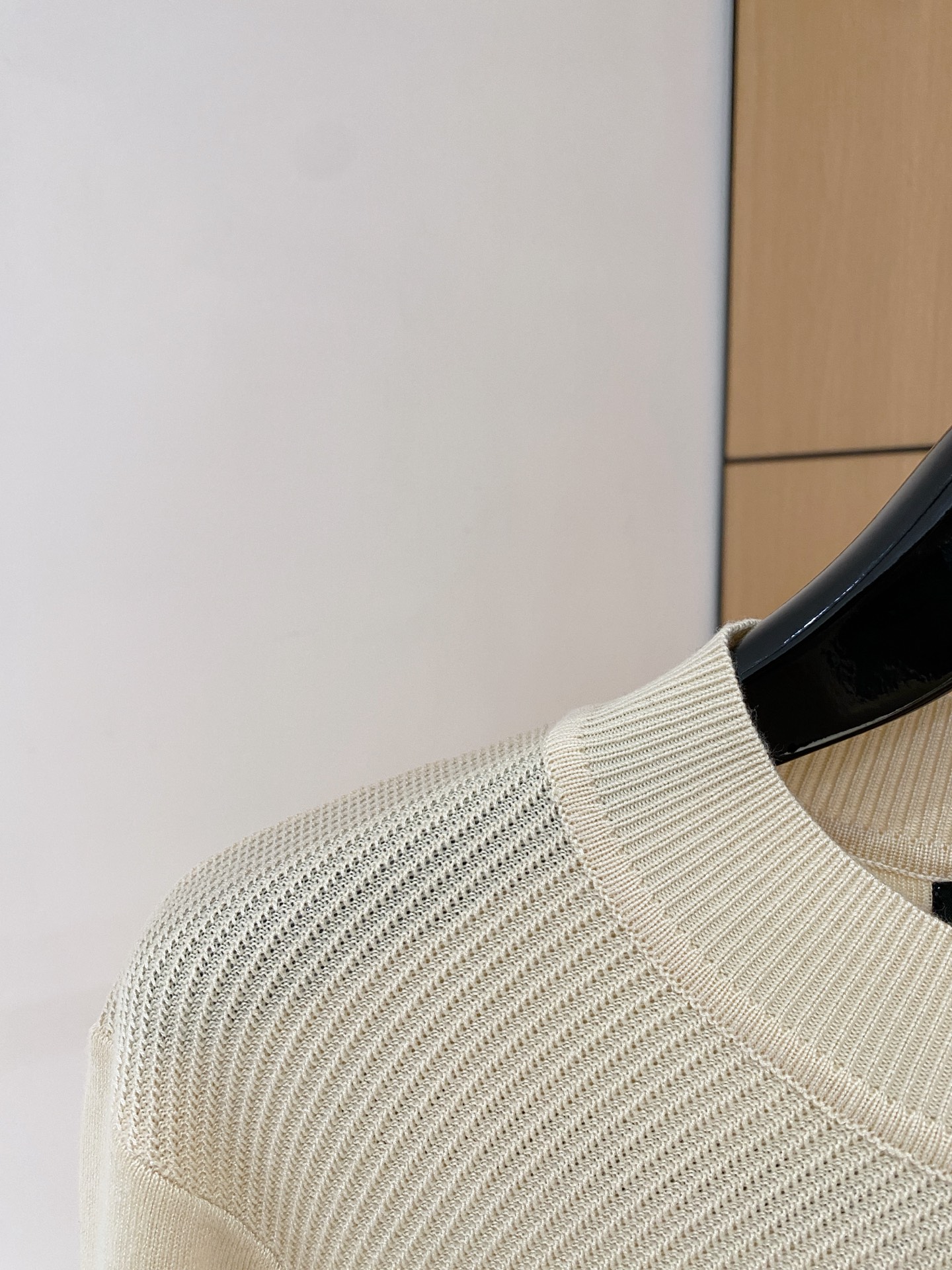 杜嘉班纳 2025秋冬 羊毛混纺套头针织毛衣很有亮点细节上凸显质感 整体设计上身时尚而赋予现代气息感合体