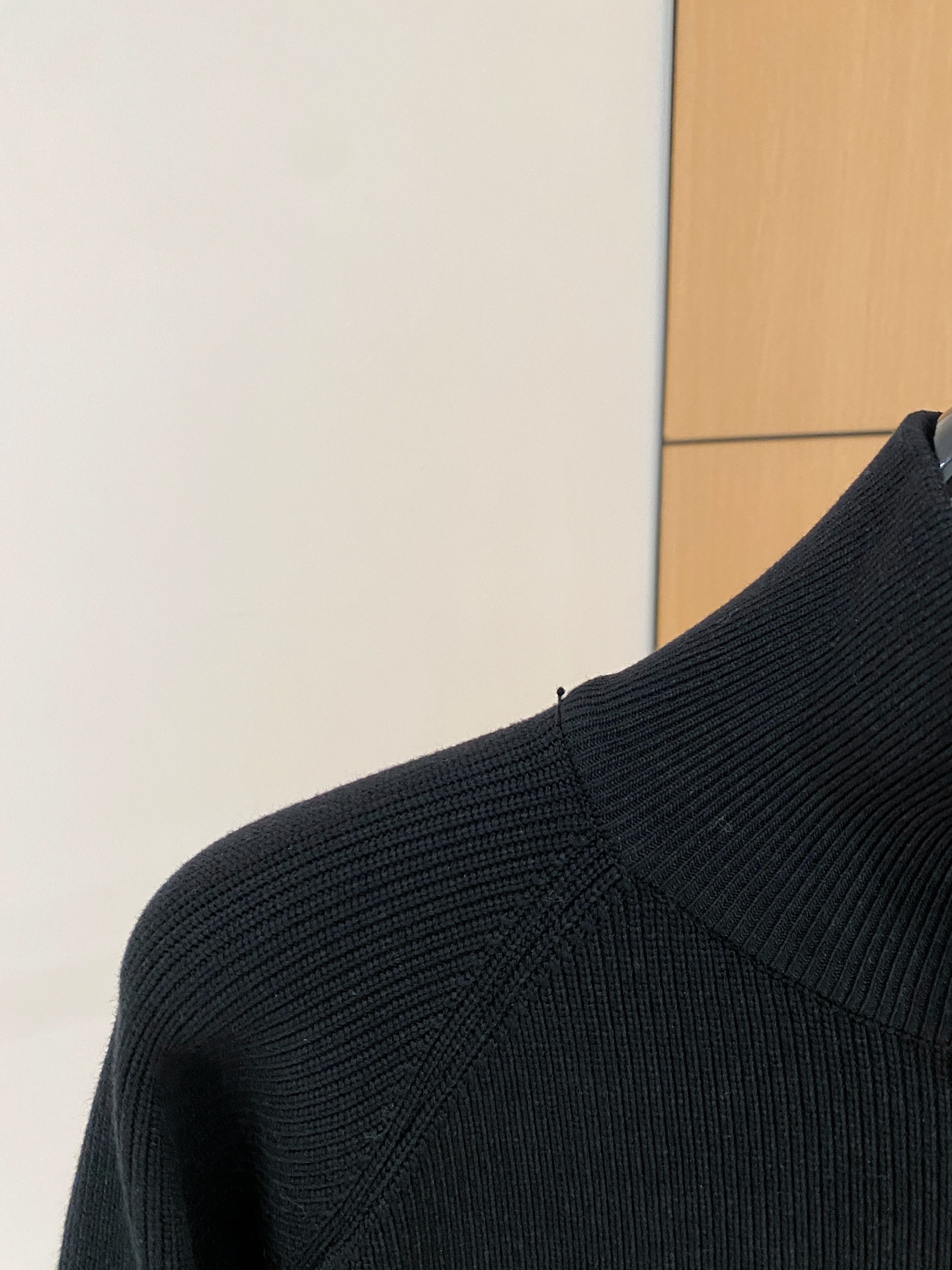 LV 秋冬新款拉链羊毛外套采用进口高端羊毛混纺面料，顶级制作工艺，手感一流！超厚实保暖 经典颜色上身很显