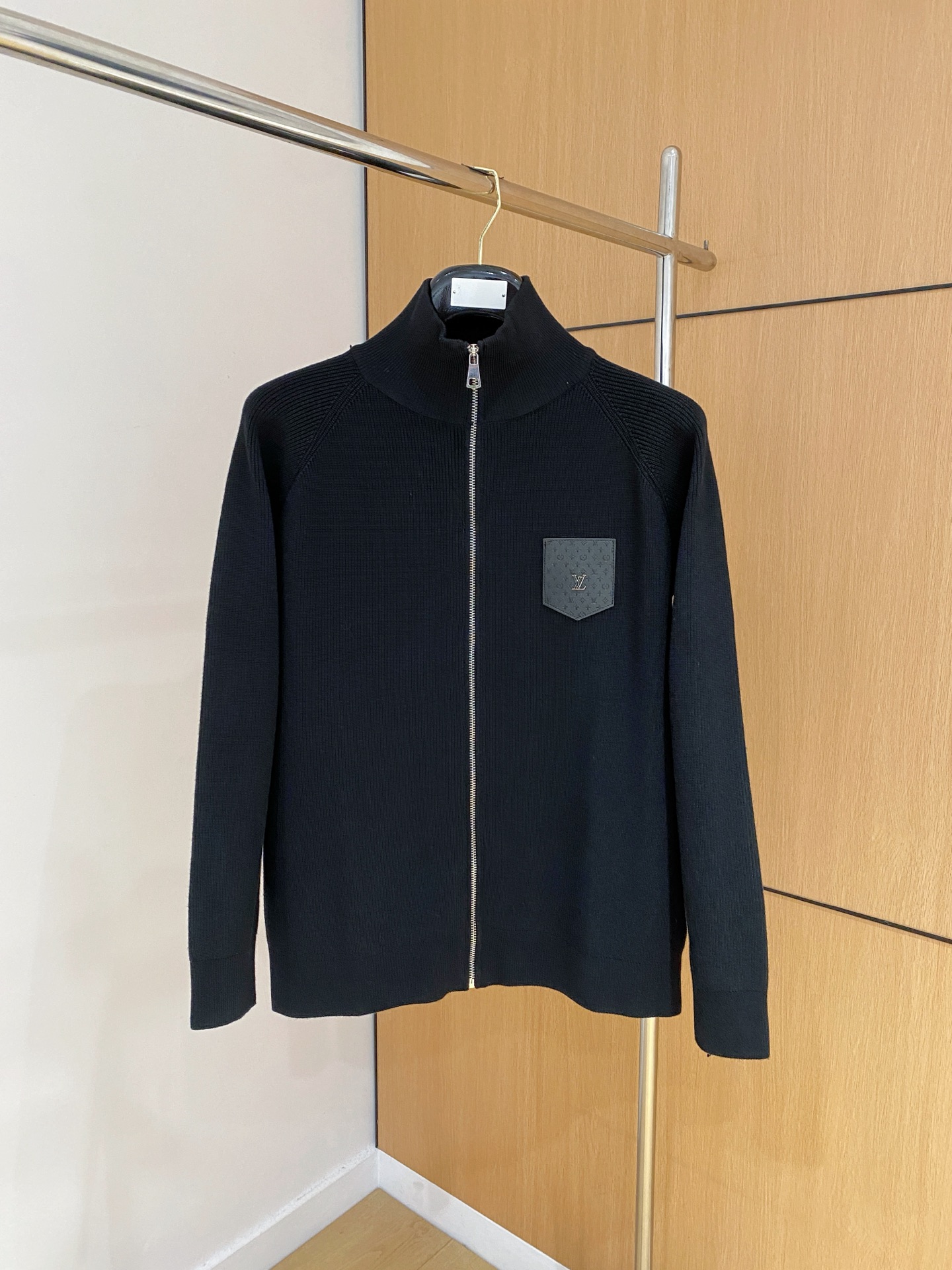 LV 秋冬新款拉链羊毛外套采用进口高端羊毛混纺面料，顶级制作工艺，手感一流！超厚实保暖 经典颜色上身很显