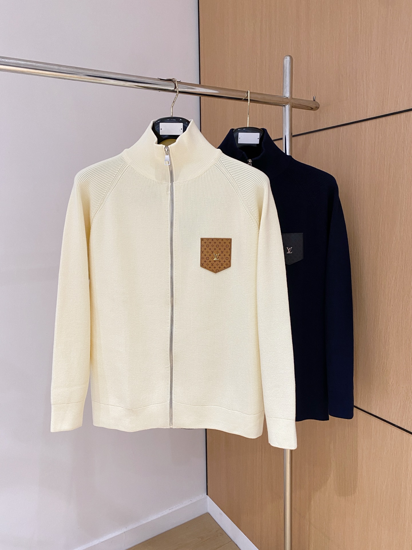 Louis Vuitton Women's Wool Blend Zip-Up Cardigan Sweater - Luxurious Warmth 10 i1755182141466 4695 0 1