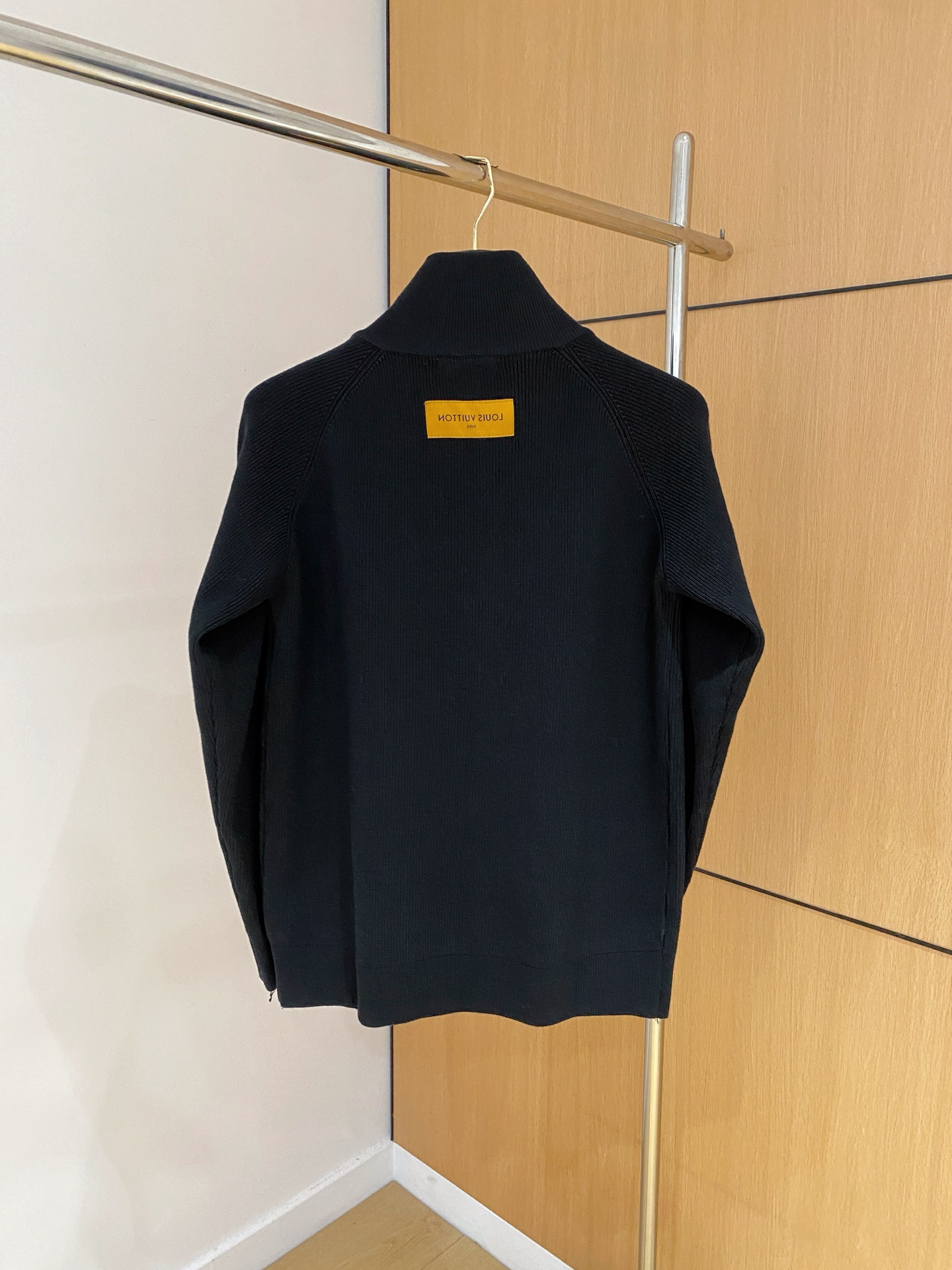 LV 秋冬新款拉链羊毛外套采用进口高端羊毛混纺面料，顶级制作工艺，手感一流！超厚实保暖 经典颜色上身很显