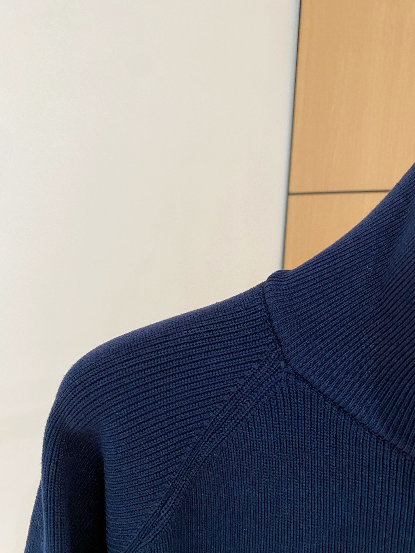 LV 秋冬新款拉链羊毛外套采用进口高端羊毛混纺面料，顶级制作工艺，手感一流！超厚实保暖 经典颜色上身很显