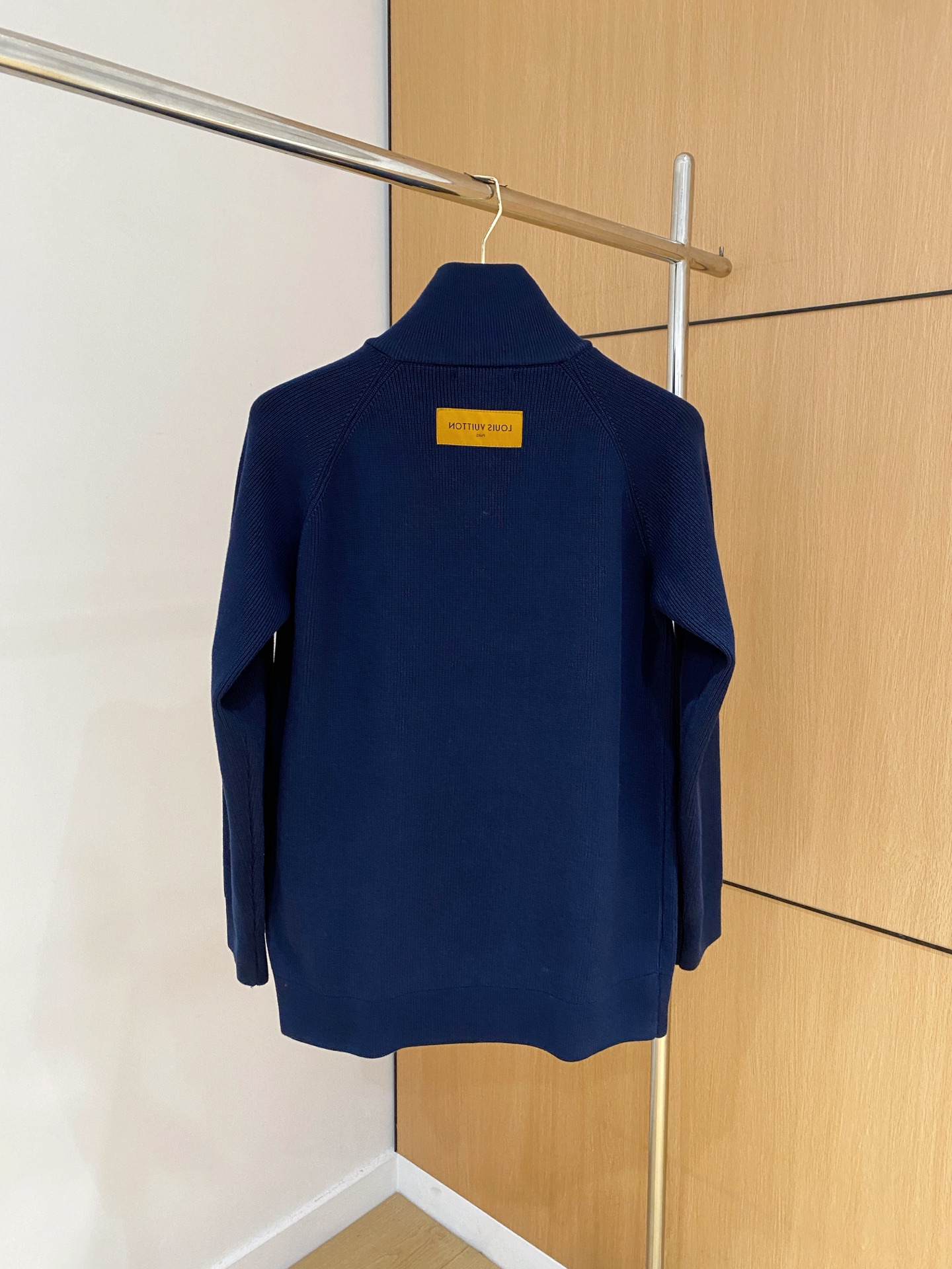 LV 秋冬新款拉链羊毛外套采用进口高端羊毛混纺面料，顶级制作工艺，手感一流！超厚实保暖 经典颜色上身很显