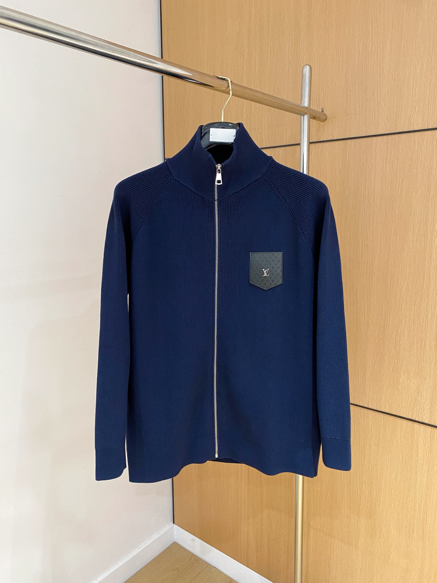 LV 秋冬新款拉链羊毛外套采用进口高端羊毛混纺面料，顶级制作工艺，手感一流！超厚实保暖 经典颜色上身很显