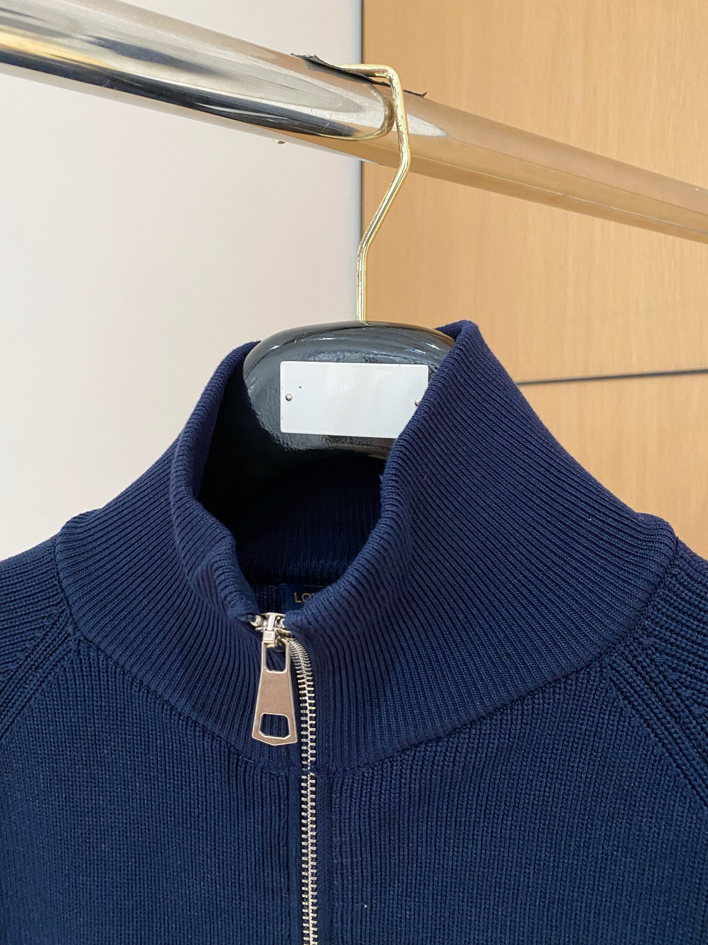 LV 秋冬新款拉链羊毛外套采用进口高端羊毛混纺面料，顶级制作工艺，手感一流！超厚实保暖 经典颜色上身很显