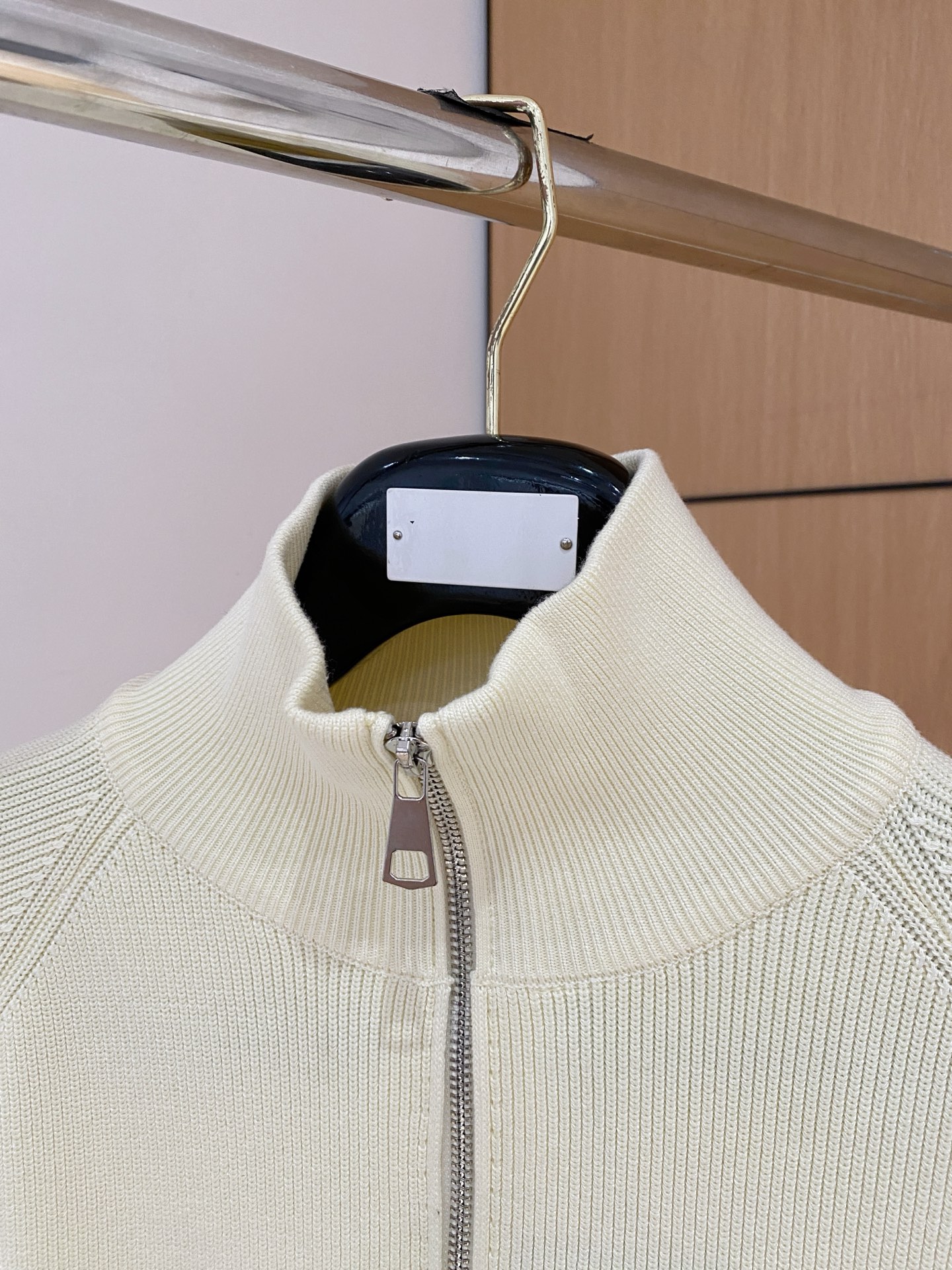 LV 秋冬新款拉链羊毛外套采用进口高端羊毛混纺面料，顶级制作工艺，手感一流！超厚实保暖 经典颜色上身很显