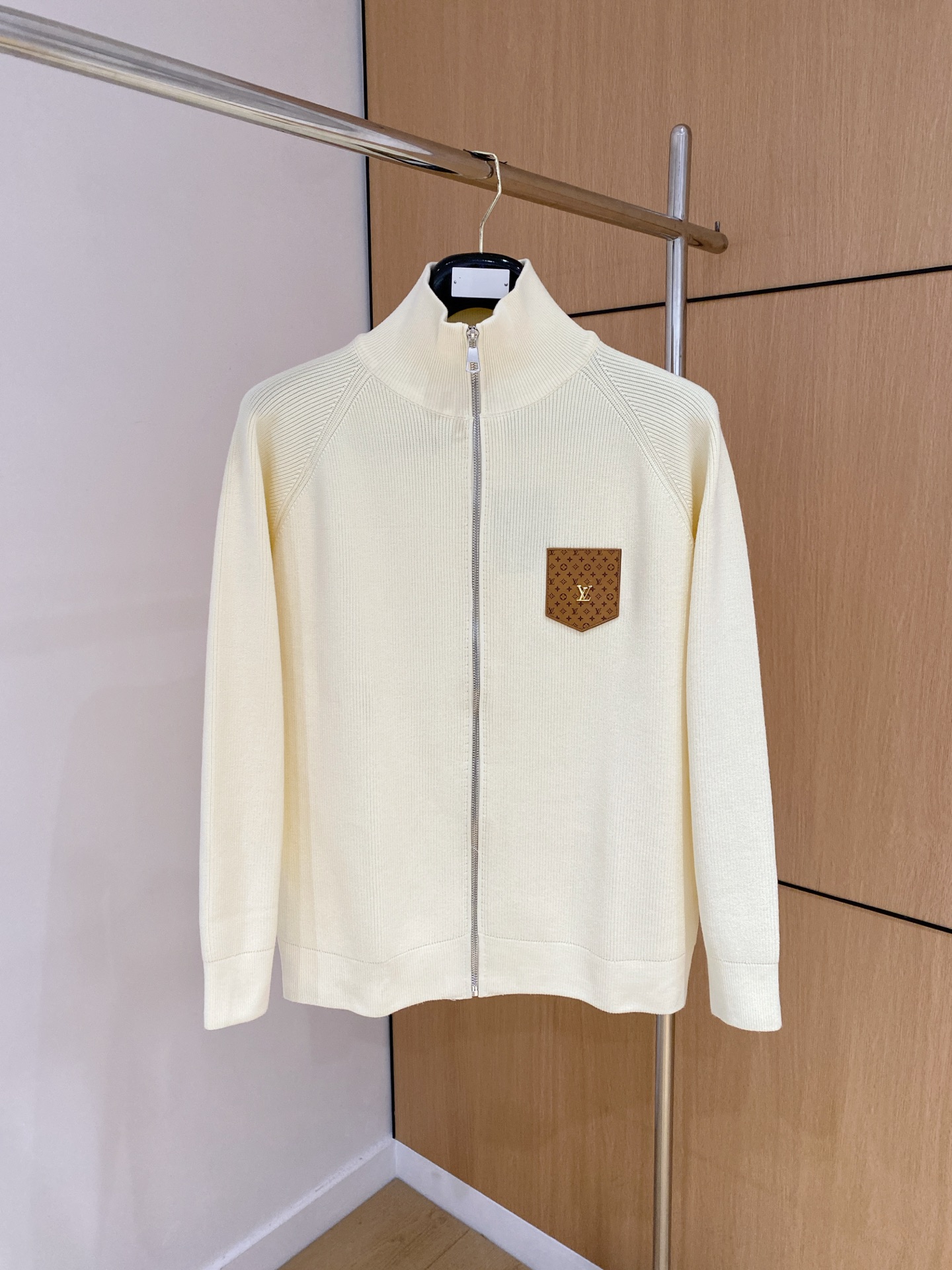 LV 秋冬新款拉链羊毛外套采用进口高端羊毛混纺面料，顶级制作工艺，手感一流！超厚实保暖 经典颜色上身很显