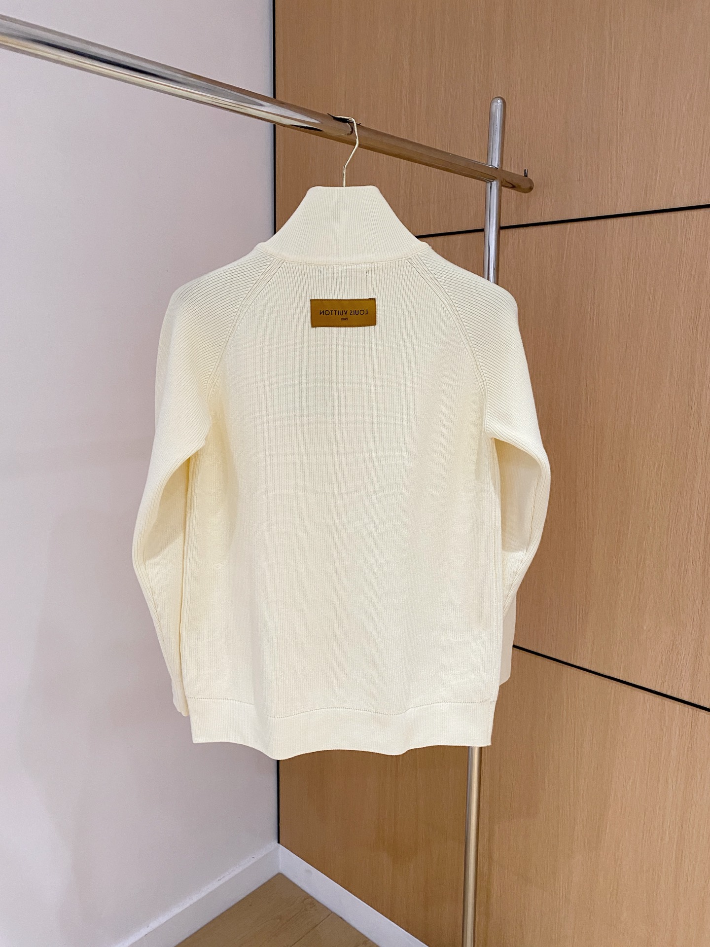 LV 秋冬新款拉链羊毛外套采用进口高端羊毛混纺面料，顶级制作工艺，手感一流！超厚实保暖 经典颜色上身很显