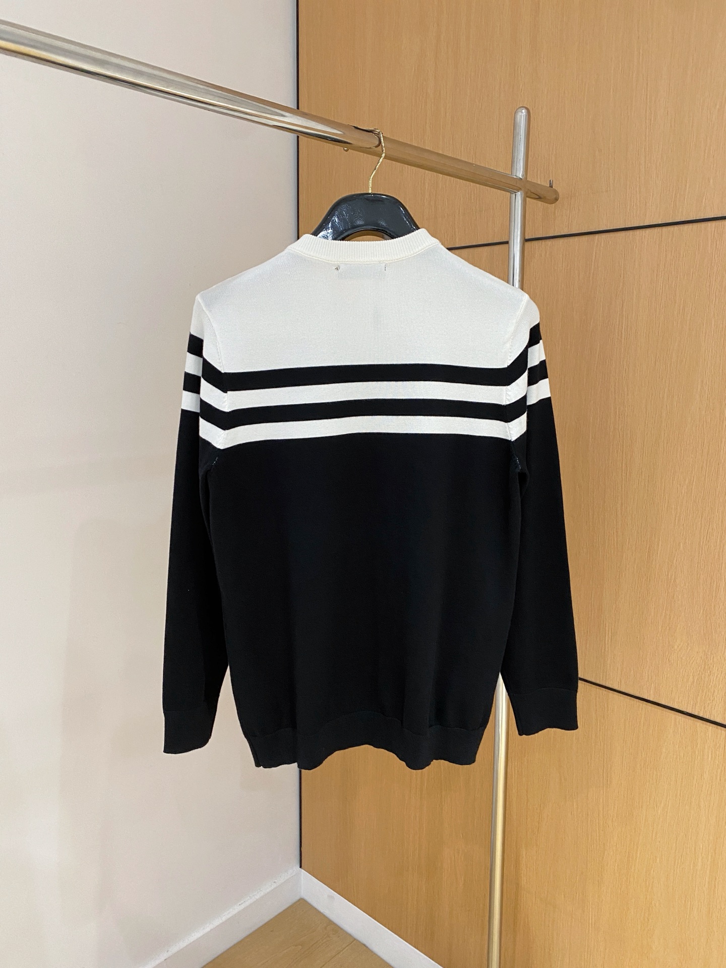 普拉达 2025秋冬 羊毛混纺套头针织毛衣很有亮点细节上凸显质感 整体设计上身时尚而赋予现代气息感合体的