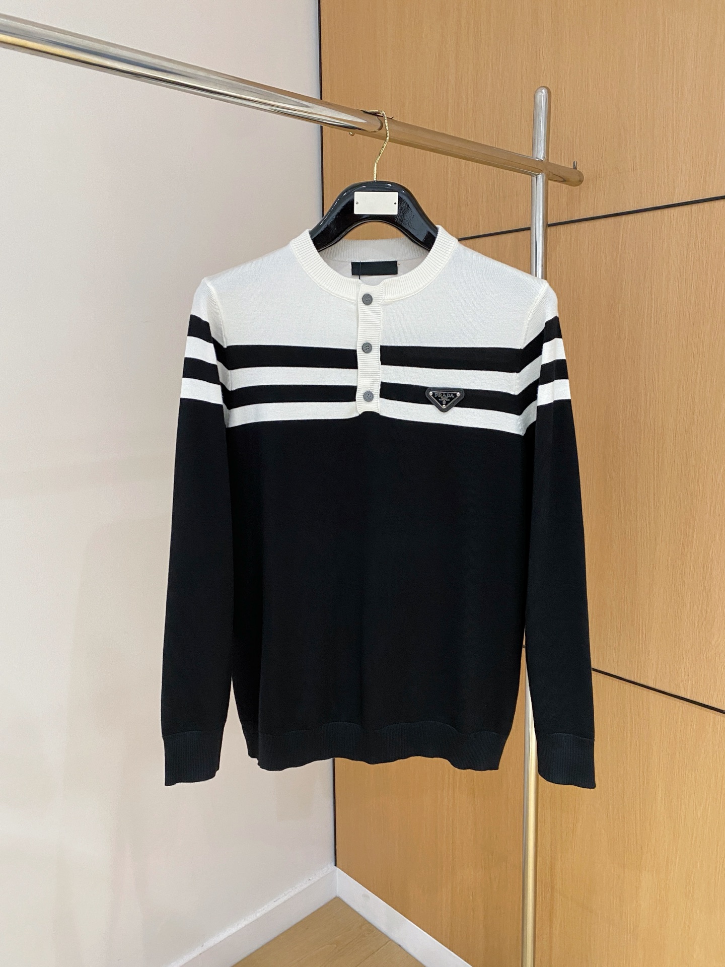 普拉达 2025秋冬 羊毛混纺套头针织毛衣很有亮点细节上凸显质感 整体设计上身时尚而赋予现代气息感合体的