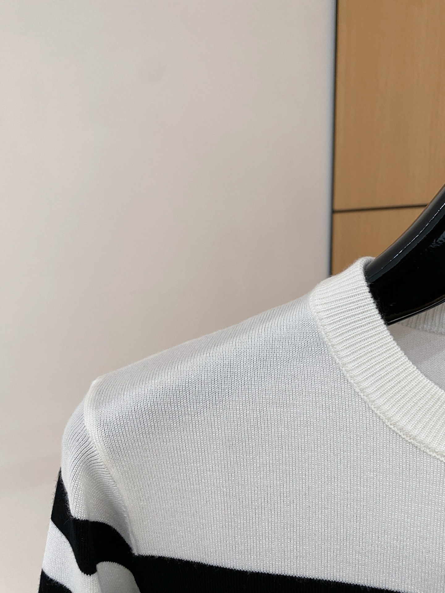 普拉达 2025秋冬 羊毛混纺套头针织毛衣很有亮点细节上凸显质感 整体设计上身时尚而赋予现代气息感合体的