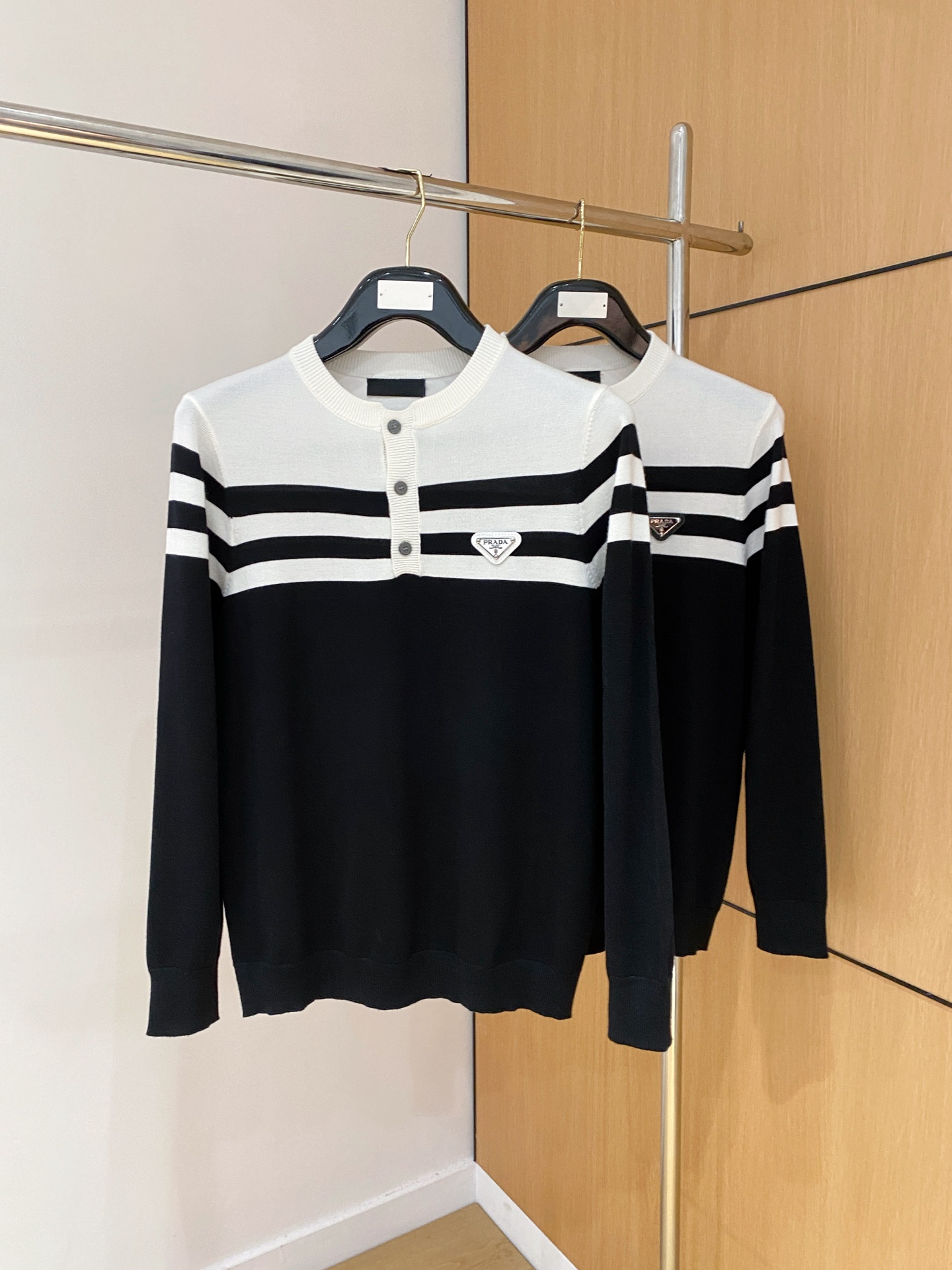 普拉达 2025秋冬 羊毛混纺套头针织毛衣很有亮点细节上凸显质感 整体设计上身时尚而赋予现代气息感合体的