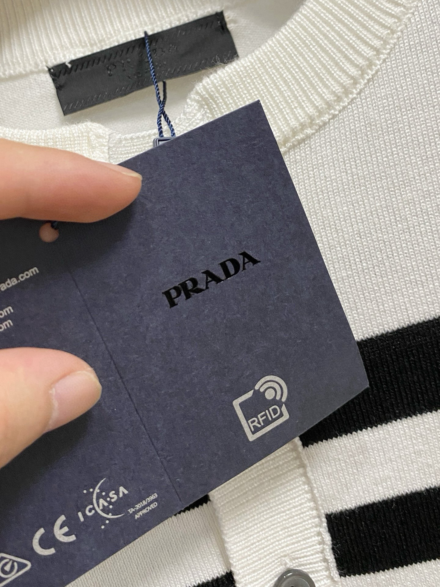 普拉达 2025秋冬 羊毛混纺套头针织毛衣很有亮点细节上凸显质感 整体设计上身时尚而赋予现代气息感合体的