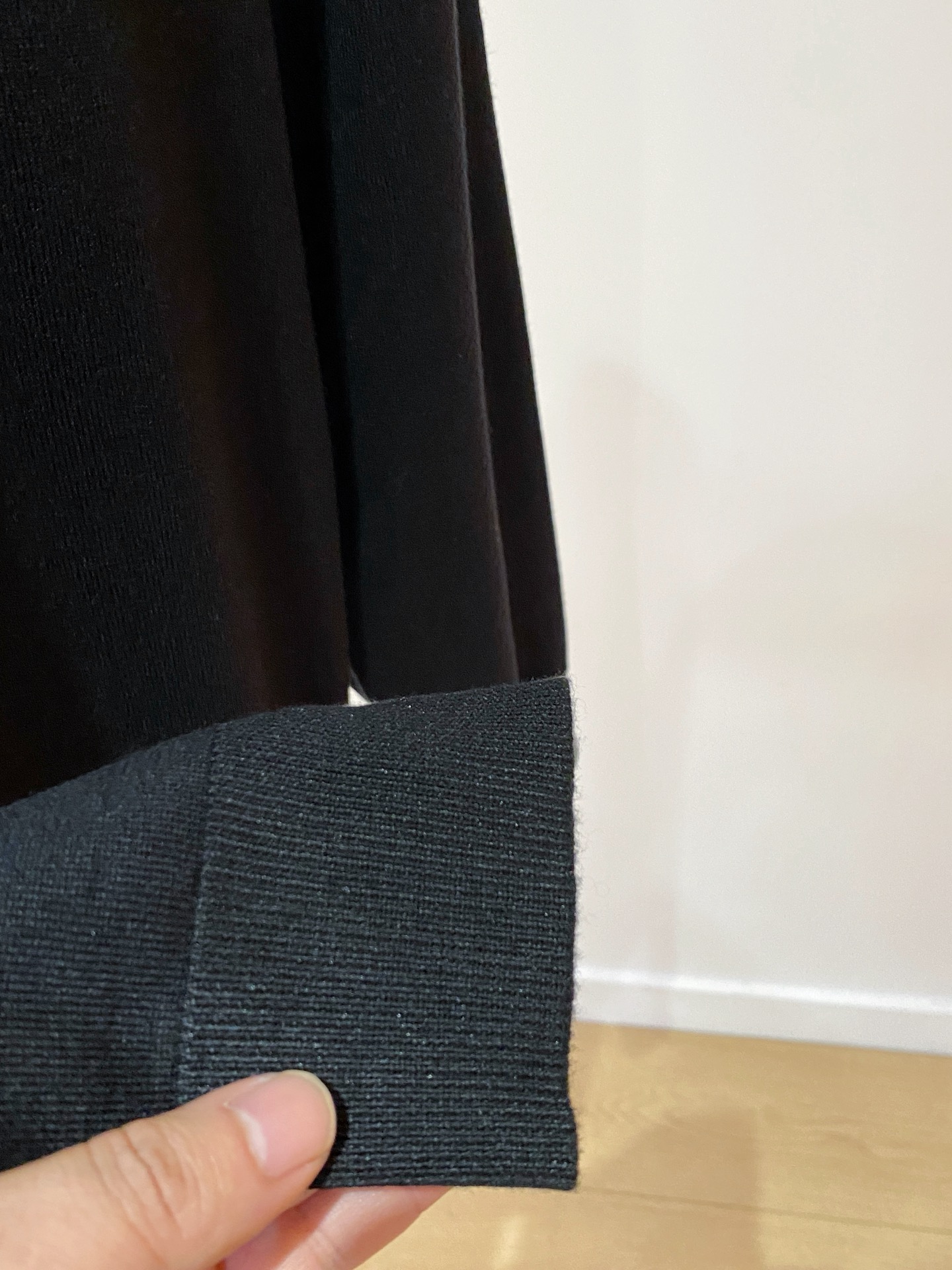 普拉达 2025秋冬 羊毛混纺套头针织毛衣很有亮点细节上凸显质感 整体设计上身时尚而赋予现代气息感合体的