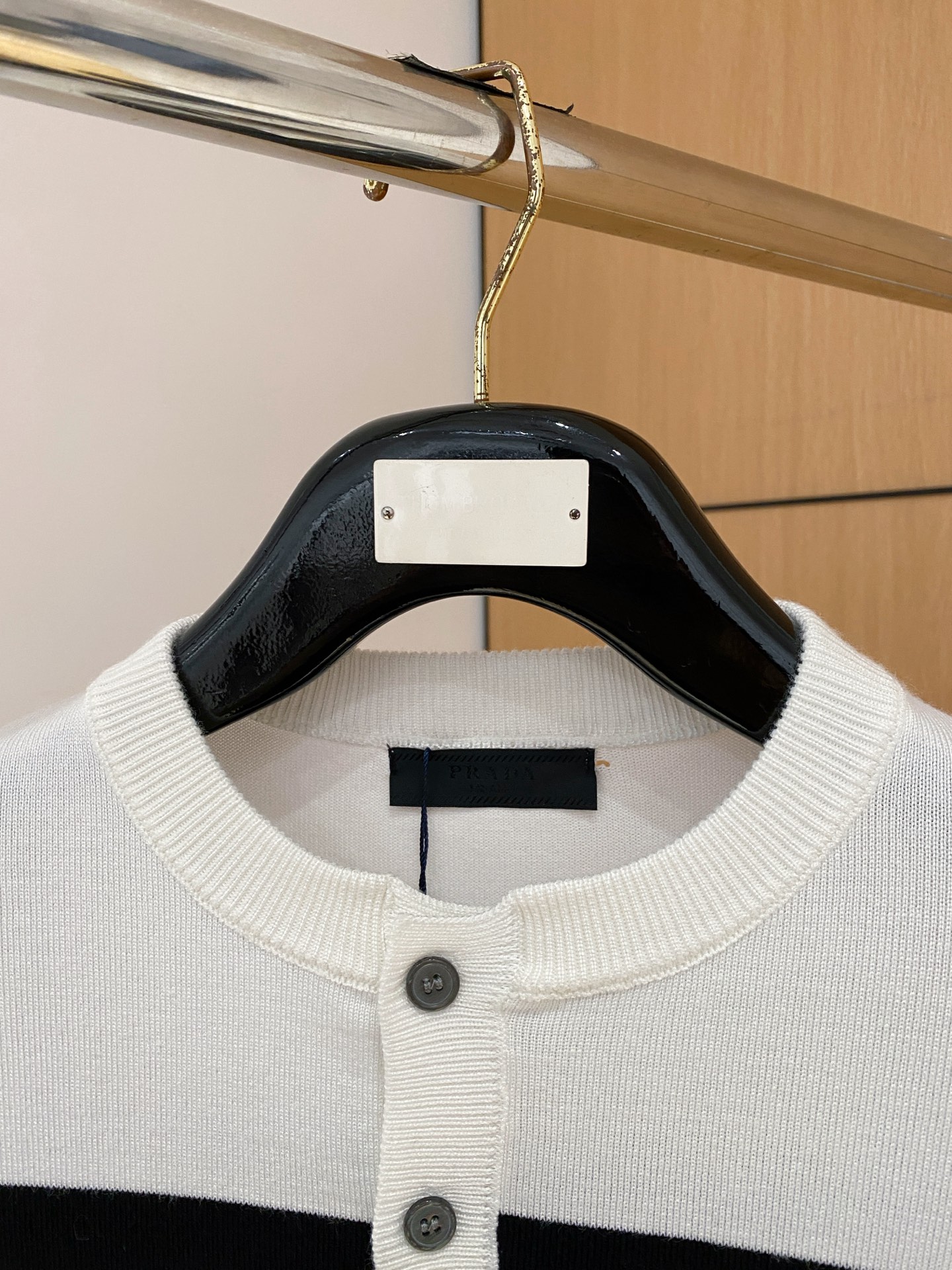 普拉达 2025秋冬 羊毛混纺套头针织毛衣很有亮点细节上凸显质感 整体设计上身时尚而赋予现代气息感合体的