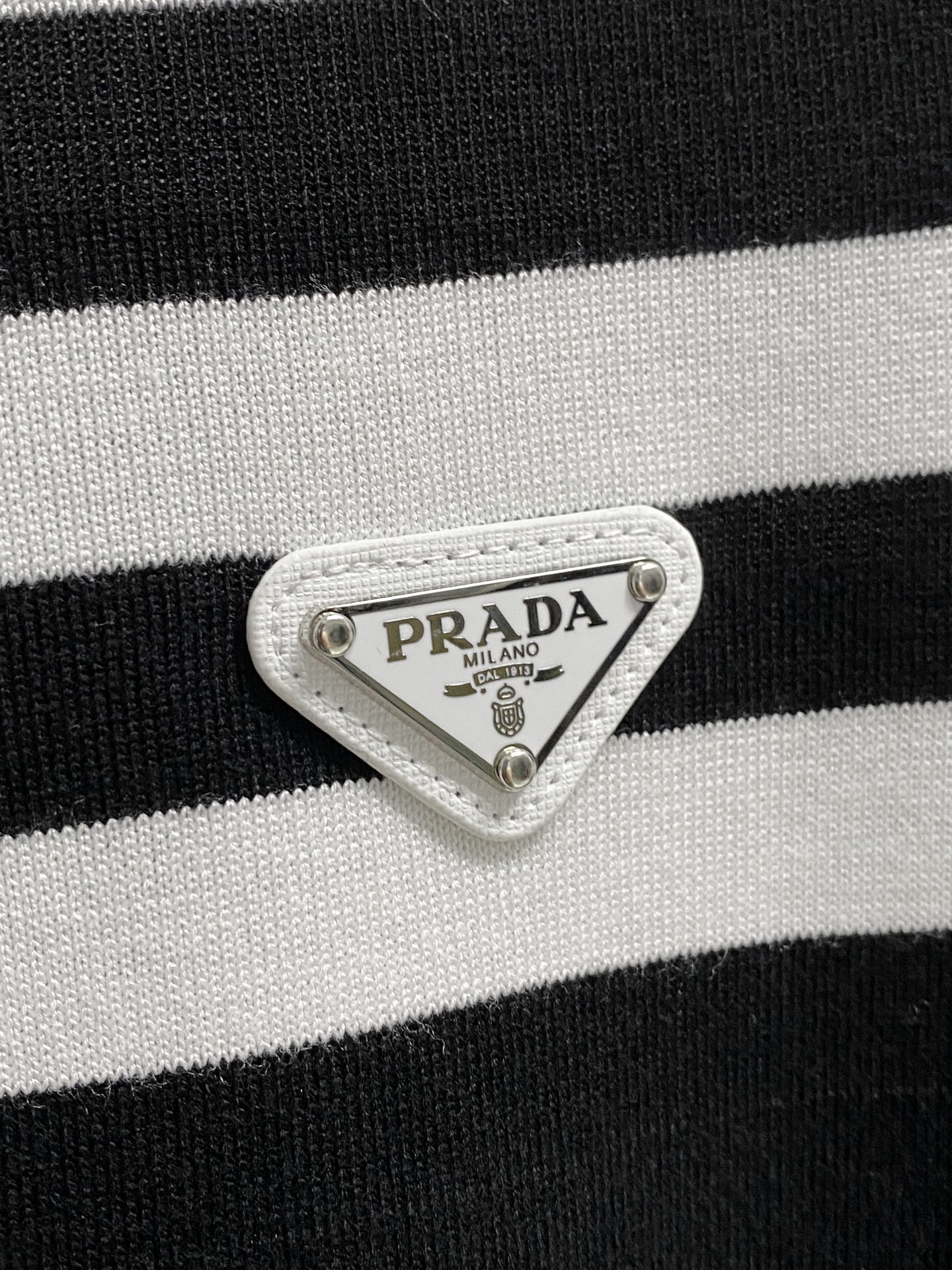 普拉达 2025秋冬 羊毛混纺套头针织毛衣很有亮点细节上凸显质感 整体设计上身时尚而赋予现代气息感合体的