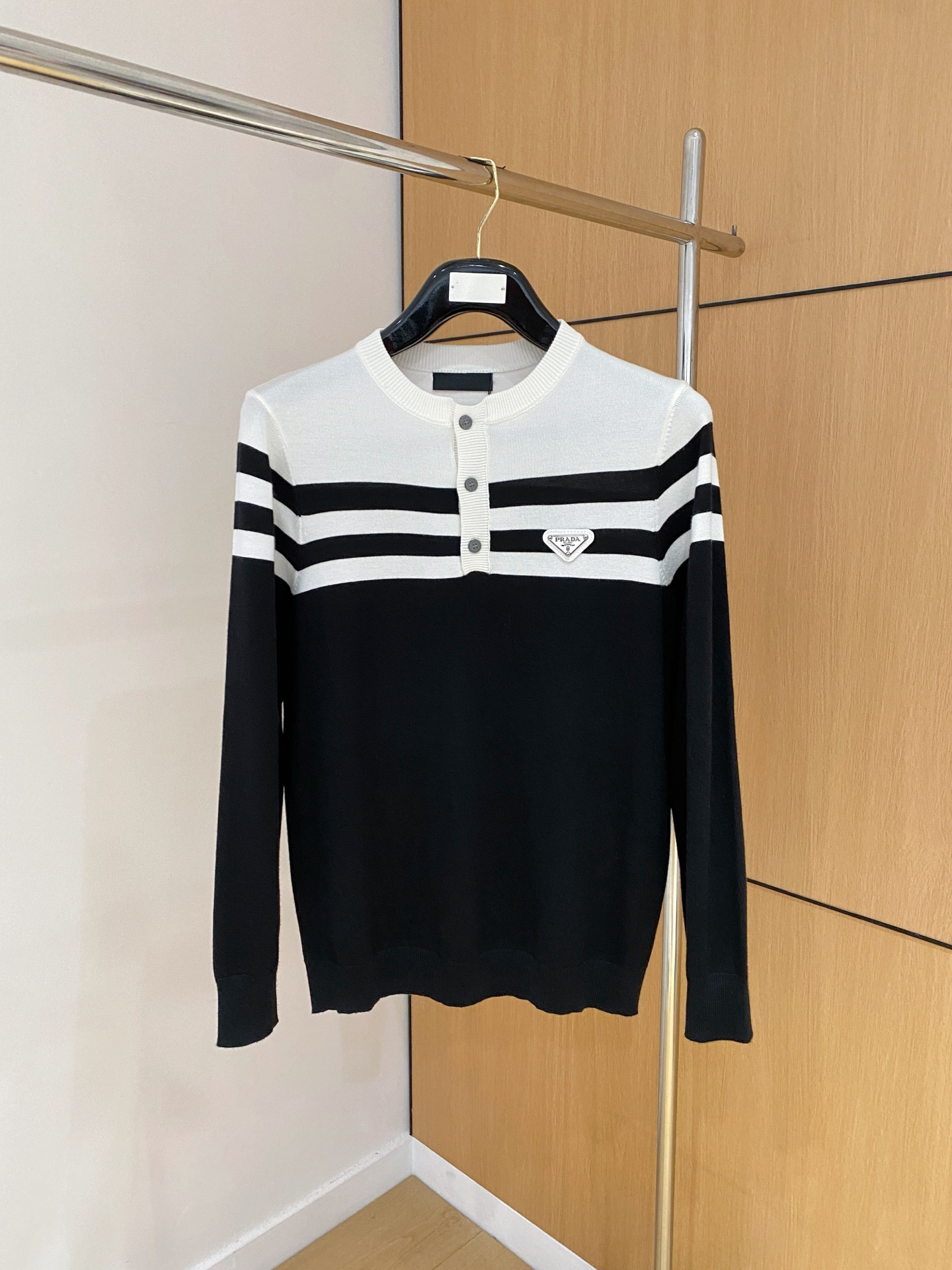 普拉达 2025秋冬 羊毛混纺套头针织毛衣很有亮点细节上凸显质感 整体设计上身时尚而赋予现代气息感合体的