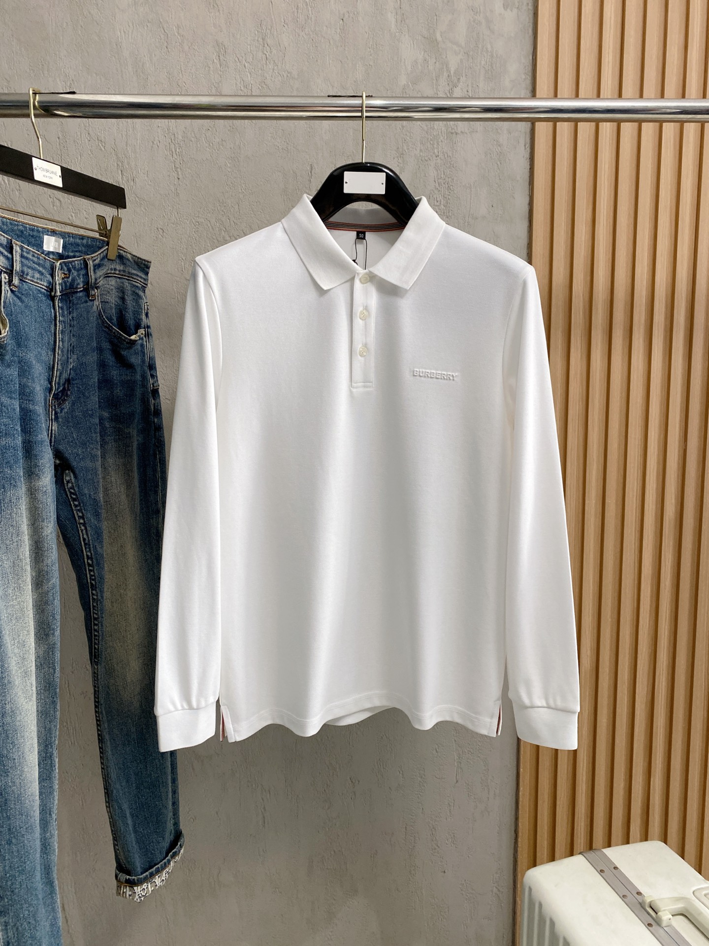 NO:607532,New products for spring Burberry Exclusively for high-end customization of new original men's Polo long sleeves High version Fashionable and versatile original imported pure cotton fabric Logo pattern design on the chest Super soft and delicate to the touch Skin-friendly and comfortable to wear High-end boutique The upper body is made with great precision by the foundry A must-have item for men Complete with three standards Size M-4xl Multi-color, burberry, alexander wang19860909开春新品 巴宝莉 独家专供新款原单男士Polo长袖高端定制 高版本 时尚百搭爆款原版进口纯棉面料 胸前logo图案设计 手感超柔软细腻 穿着亲肤舒适 高端精品 代工厂精细做上身非常赞 男士必备单品 三标齐全 码数M-4xl 多颜色,,burberry,alexander wang,Men's clothing