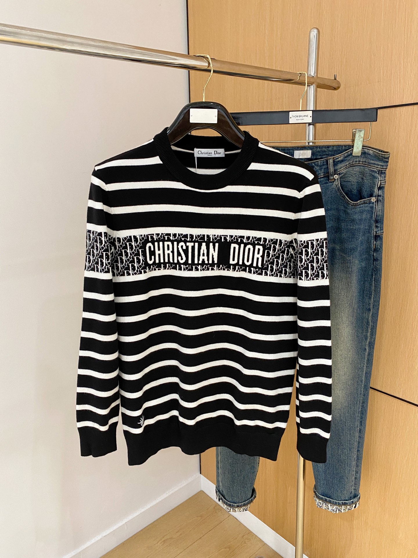 NO:513452,Dior 25ss autumn and winter [new product] sweaters are exclusively available for tough products, imported original technology wool worsted!  Fine knitting is integrated, and the color mixed weaving is purely handmade. It is of high grade, highlighting the taste and luxury of clothing. It is exquisite in craftsmanship!  Customized original craft thread upper body is so handsome, purchasing level counters with the same model as men and women. Number of codes M-3XL, dior, sweaters, alexander wang19860909迪奥25ss秋冬【新品】毛衣专供狠货,进口原版科技羊毛精纺！精细针织一体,色彩混织纯手工技艺呈现 档次极高,凸显衣着品味与奢华 工艺精湛！定制原版工艺螺纹上身帅到爆,代购级别专柜男女同款 码数M-3XL,,dior,sweaters,alexander wang,Men's clothing