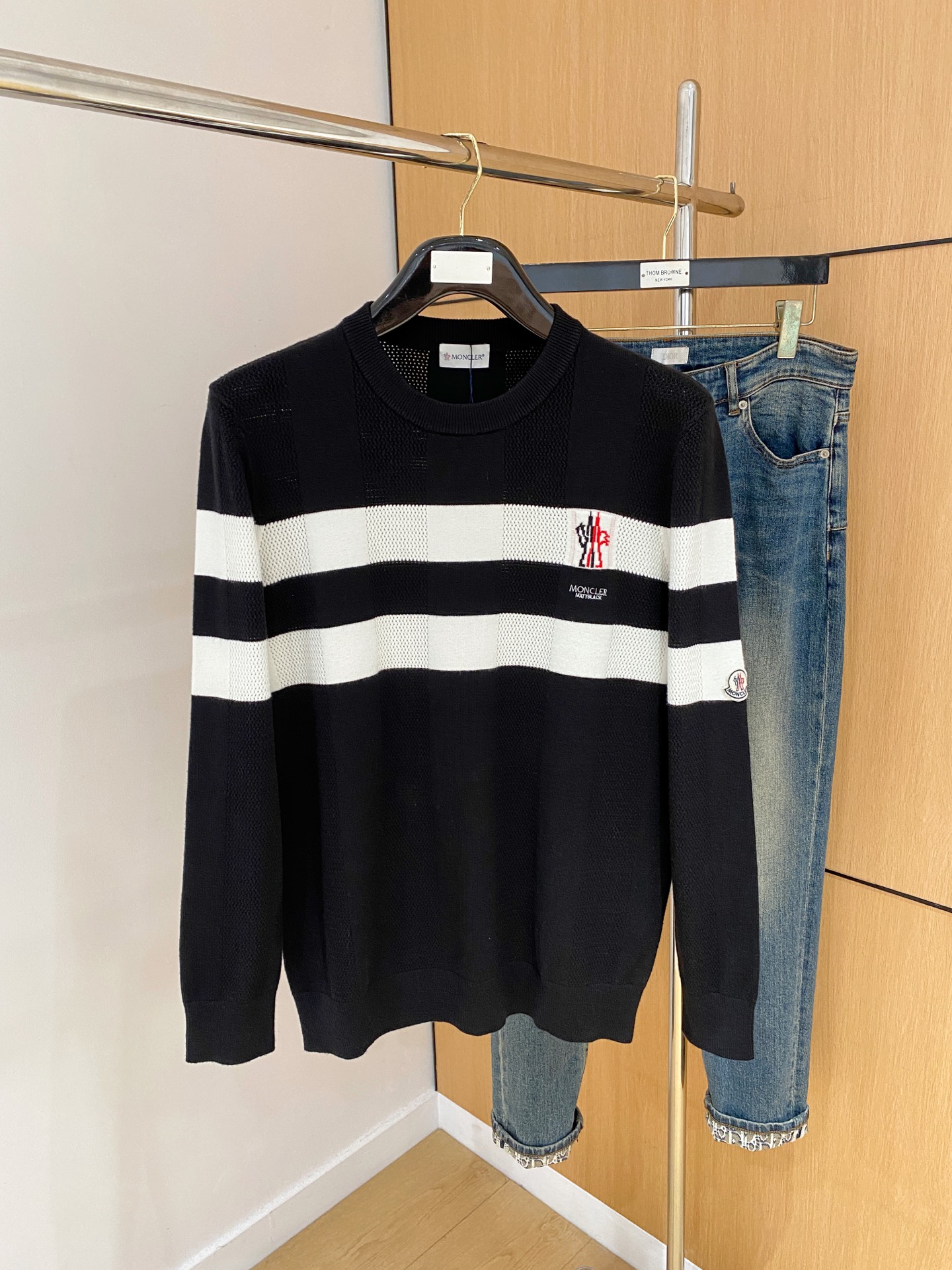 NO:513446,The 25ss Autumn and Winter [New Product] Sweaters are specially provided for harsh goods, imported original technology wool worsted!  Fine knitting is integrated, and the color mixed weaving is purely handmade. It is of high grade, highlighting the taste and luxury of clothing. It is exquisite in craftsmanship!  Customized original craft thread upper body is so handsome, purchasing level counters with the same model as men and women. Number of codes M-3XL, Moncler, sweaters, alexander wang19860909蒙口25ss秋冬【新品】毛衣专供狠货,进口原版科技羊毛精纺！精细针织一体,色彩混织纯手工技艺呈现 档次极高,凸显衣着品味与奢华 工艺精湛！定制原版工艺螺纹上身帅到爆,代购级别专柜男女同款 码数M-3XL,,Moncler,sweaters,alexander wang,Men's clothing