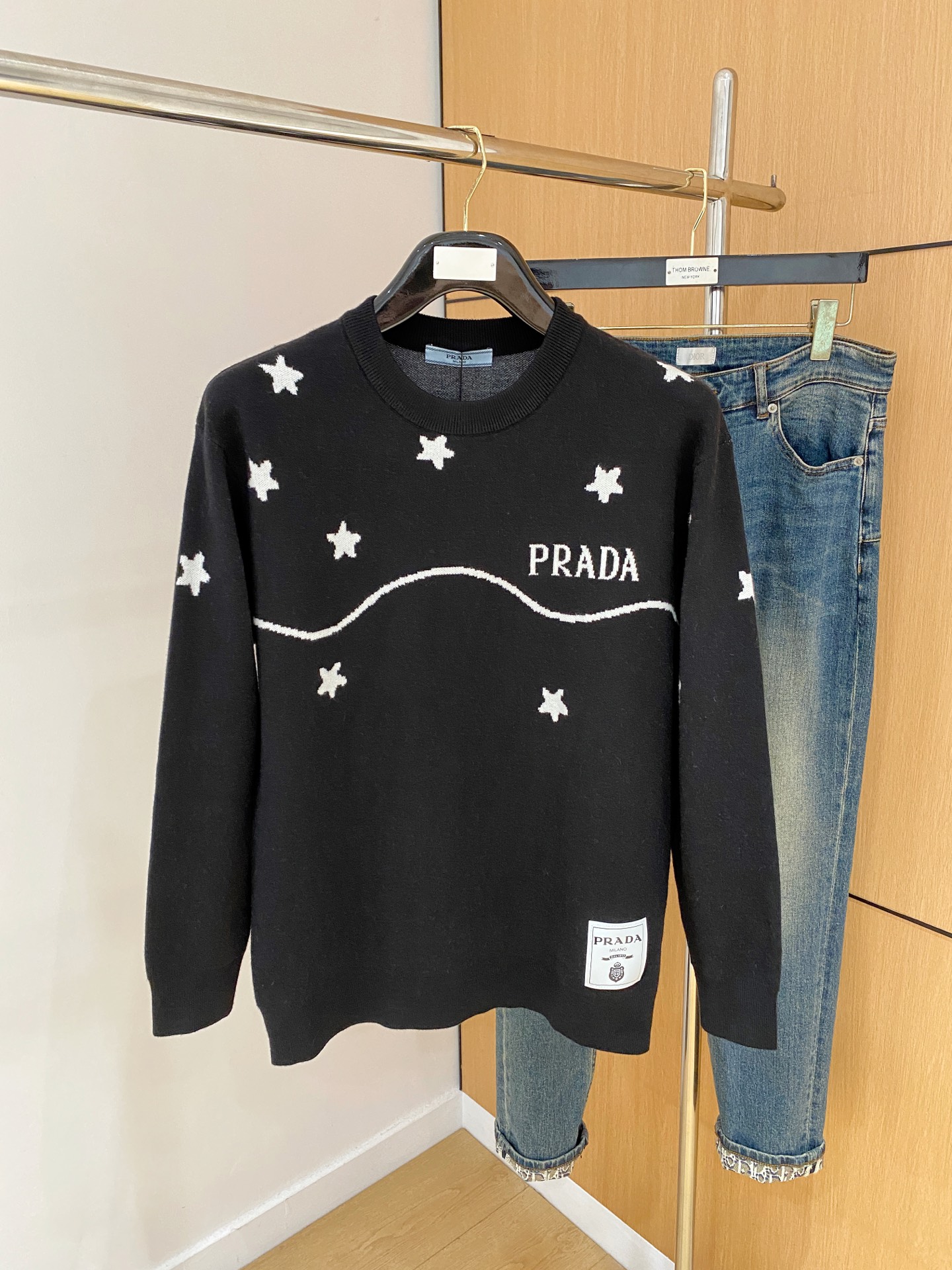 NO:513442,Prada 25ss autumn and winter [new product] sweaters are exclusively available for harsh goods, imported original technology wool worsted!  Fine knitting is integrated, and the color mixed weaving is purely handmade. It is of high grade, highlighting the taste and luxury of clothing. It is exquisite in craftsmanship!  Customized original craft thread upper body is so handsome, purchasing level counters with the same model as men and women. Number of codes M-3XL, prada, sweaters, alexander wang19860909普拉达25ss秋冬【新品】毛衣专供狠货,进口原版科技羊毛精纺！精细针织一体,色彩混织纯手工技艺呈现 档次极高,凸显衣着品味与奢华 工艺精湛！定制原版工艺螺纹上身帅到爆,代购级别专柜男女同款 码数M-3XL,,prada,sweaters,alexander wang,Men's clothing