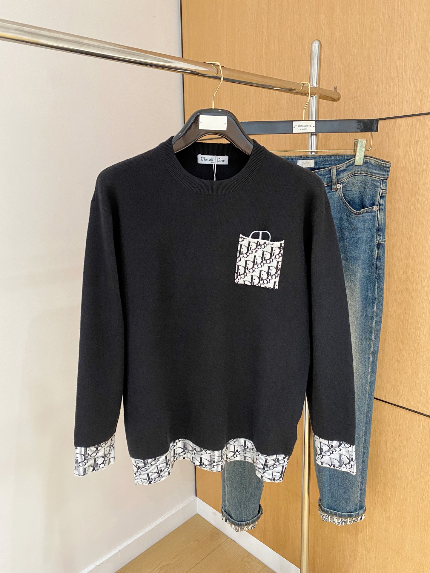 NO:513439,Dior 25ss autumn and winter [new product] sweaters are exclusively available for tough products, imported original technology wool worsted!  Fine knitting is integrated, and the color mixed weaving is purely handmade. It is of high grade, highlighting the taste and luxury of clothing. It is exquisite in craftsmanship!  Customized original craft thread upper body is so handsome, purchasing level counters with the same model as men and women. Number of codes M-3XL, dior, sweaters, alexander wang19860909迪奥25ss秋冬【新品】毛衣专供狠货,进口原版科技羊毛精纺！精细针织一体,色彩混织纯手工技艺呈现 档次极高,凸显衣着品味与奢华 工艺精湛！定制原版工艺螺纹上身帅到爆,代购级别专柜男女同款 码数M-3XL,,dior,sweaters,alexander wang,Men's clothing