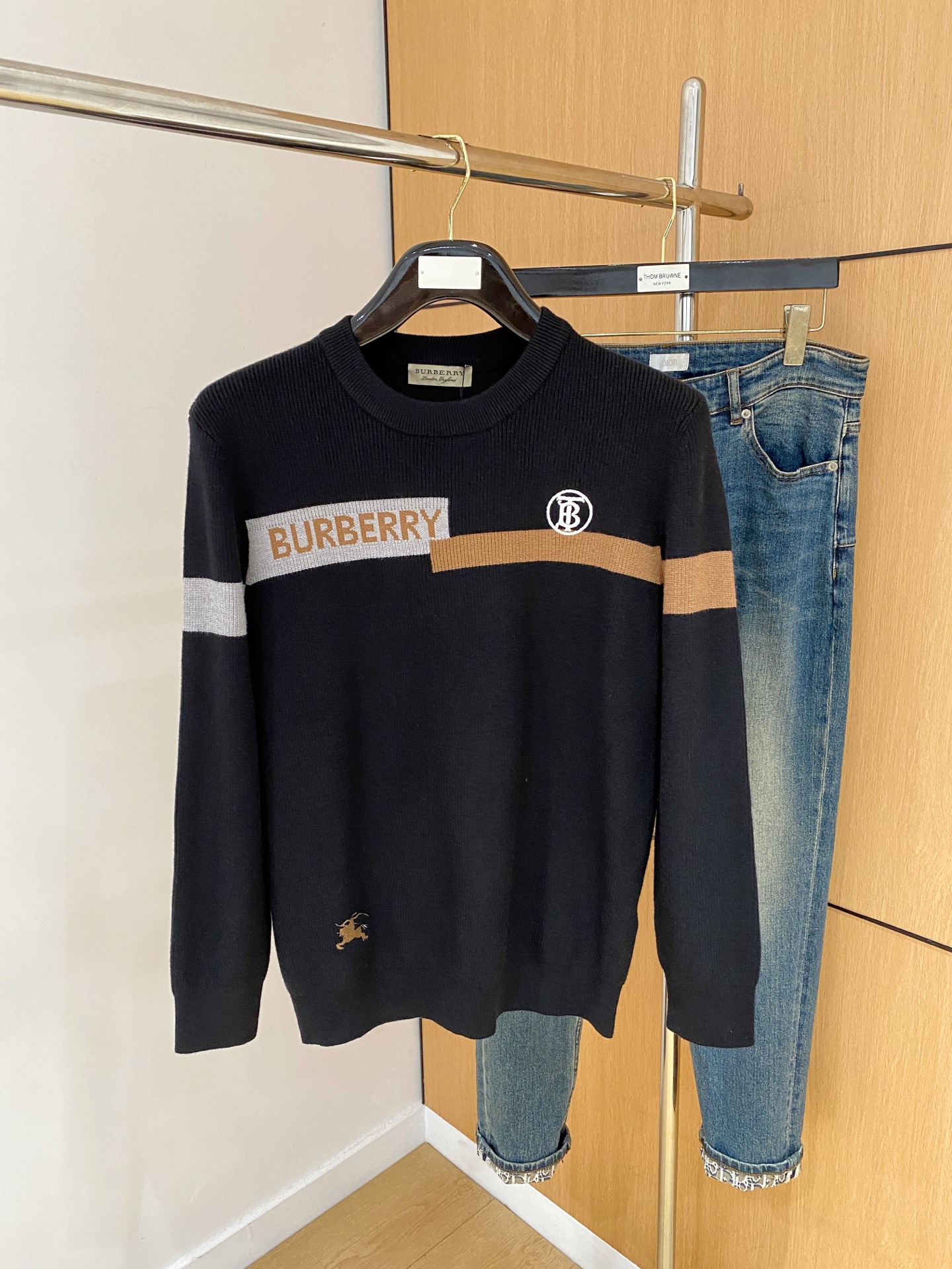 NO:513433,Burberry 25ss autumn and winter [new product] sweaters are exclusively available for tough products, imported original technology wool worsted!  Fine knitting is integrated, and the color mixed weaving is purely handmade. It is of high grade, highlighting the taste and luxury of clothing. It is exquisite in craftsmanship!  Customized original craft thread upper body is so handsome, purchasing level counters with the same model as men and women. Number of codes M-3XL, burberry, sweaters, alexander wang19860909巴宝莉25ss秋冬【新品】毛衣专供狠货,进口原版科技羊毛精纺！精细针织一体,色彩混织纯手工技艺呈现 档次极高,凸显衣着品味与奢华 工艺精湛！定制原版工艺螺纹上身帅到爆,代购级别专柜男女同款 码数M-3XL,,burberry,sweaters,alexander wang,Men's clothing