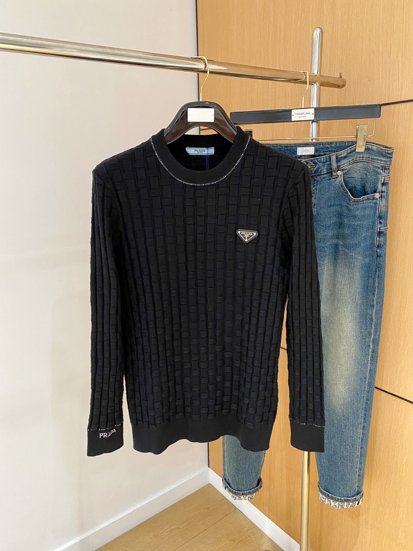 NO:513427,Prada 25ss autumn and winter [new product] sweaters are exclusively available for harsh goods, imported original technology wool worsted!  Fine knitting is integrated, and the color mixed weaving is purely handmade. It is of high grade, highlighting the taste and luxury of clothing. It is exquisite in craftsmanship!  Customized original craft thread upper body is so handsome, purchasing level counters with the same model as men and women. Number of codes M-3XL, prada, sweaters, alexander wang19860909普拉达25ss秋冬【新品】毛衣专供狠货,进口原版科技羊毛精纺！精细针织一体,色彩混织纯手工技艺呈现 档次极高,凸显衣着品味与奢华 工艺精湛！定制原版工艺螺纹上身帅到爆,代购级别专柜男女同款 码数M-3XL,,prada,sweaters,alexander wang,Men's clothing