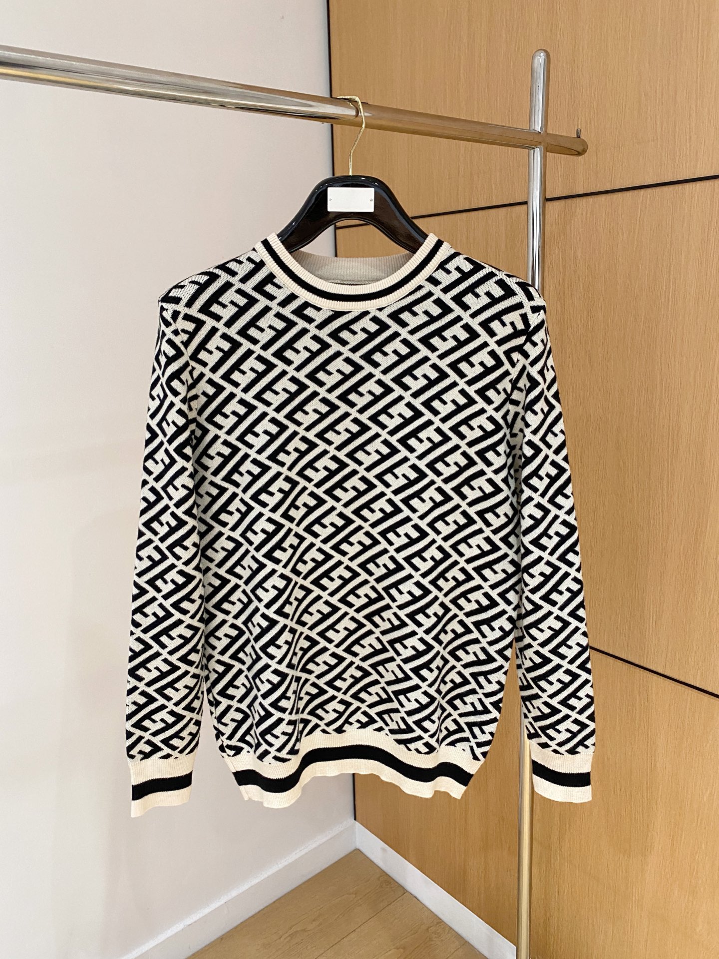 NO:550631,2025 autumn and winter wool blended pullover knitted sweater, using imported custom yarn, the upper body is comfortable and warm, and is on sale at the counter at the same time. Complete with three standards. Size: M-3XL,,sweaters,alexander wang198609092025秋冬羊毛混纺套头针织毛衣,采用进口定制纱线,上身舒适保暖,专柜同步在售.三标齐全. 码数: M-3XL,,sweaters,alexander wang,Men's clothing