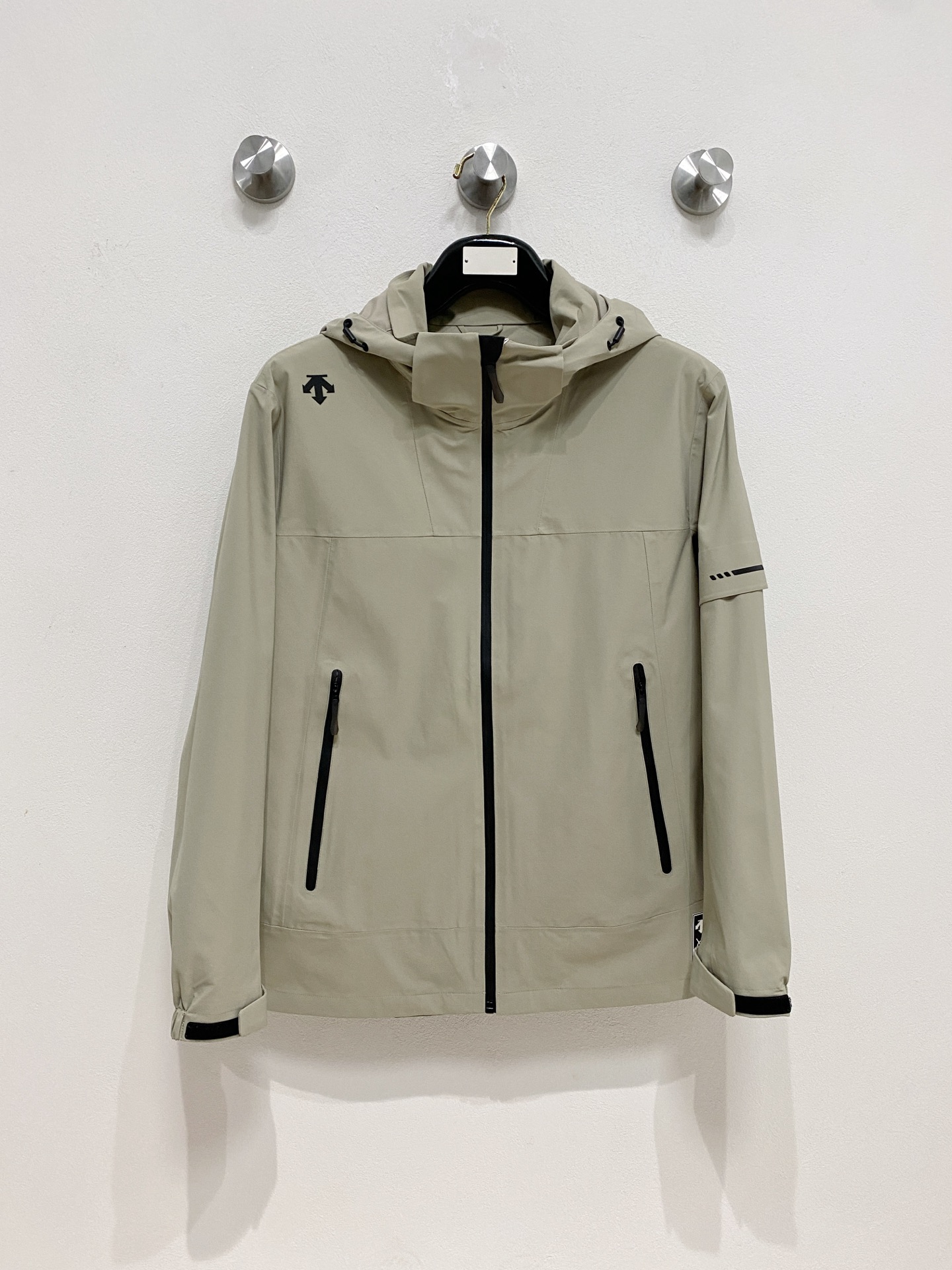 NO:521950,The hot products are coming. The new light and hard shell jacket of DiSant 25ss is versatile outdoor style for men and women. It uses original GORE-TEX technology fabric. All details and accessories are synchronized. The materials are made of GTX tightly windproof!  It is not easy to get dirty, and it is worry-free to take care of it!  This style is very good, with a large front piece and a pocket glue-pressure design. The workmanship is quite neat. You can't find a thread splicing, and it looks very high-end and high-end. It is equipped with original pull-outs and has an adjustment buckle on the hem, which is convenient for adjustment!  Size m-3xl, alexander wang19860909爆款来袭 迪桑特 25ss新款轻薄硬壳冲锋衣 百搭户外男女同款 采用原厂GORE-TEX科技面料 细节辅料全部同步gtx材质严密防风！不易脏污,打理起来也很省心！这款版型上身很赞,大身前片,口袋压胶设计,做工相当工整,找不到一丝线头拼接,看上去就很高端上档次,客供原版拉头,下摆也有调节扣,方便调节！ 尺码m-3xl,,alexander wang,Men's clothing