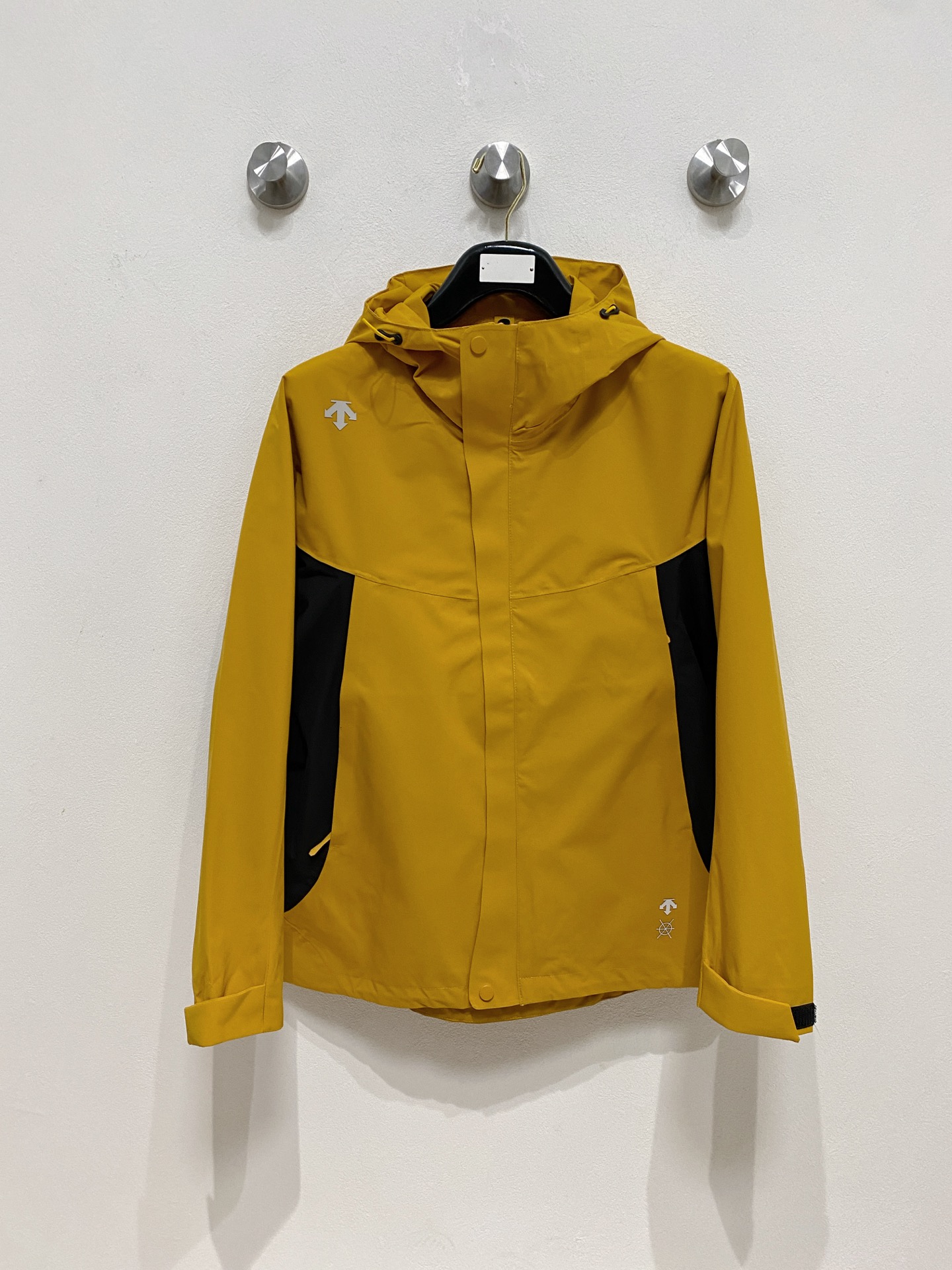 NO:521938,The hot products are coming. The new light and hard shell jacket of DiSant 25ss is versatile outdoor style for men and women. It uses original GORE-TEX technology fabric. All details and accessories are synchronized. The materials are made of GTX tightly windproof!  It is not easy to get dirty, and it is worry-free to take care of it!  This style is very good, with a large front piece and a pocket glue-pressure design. The workmanship is quite neat. You can't find a thread splicing, and it looks very high-end and high-end. It is equipped with original pull-outs and has an adjustment buckle on the hem, which is convenient for adjustment!  Size m-3xl, alexander wang19860909爆款来袭 迪桑特 25ss新款轻薄硬壳冲锋衣 百搭户外男女同款 采用原厂GORE-TEX科技面料 细节辅料全部同步gtx材质严密防风！不易脏污,打理起来也很省心！这款版型上身很赞,大身前片,口袋压胶设计,做工相当工整,找不到一丝线头拼接,看上去就很高端上档次,客供原版拉头,下摆也有调节扣,方便调节！ 尺码m-3xl,,alexander wang,Men's clothing