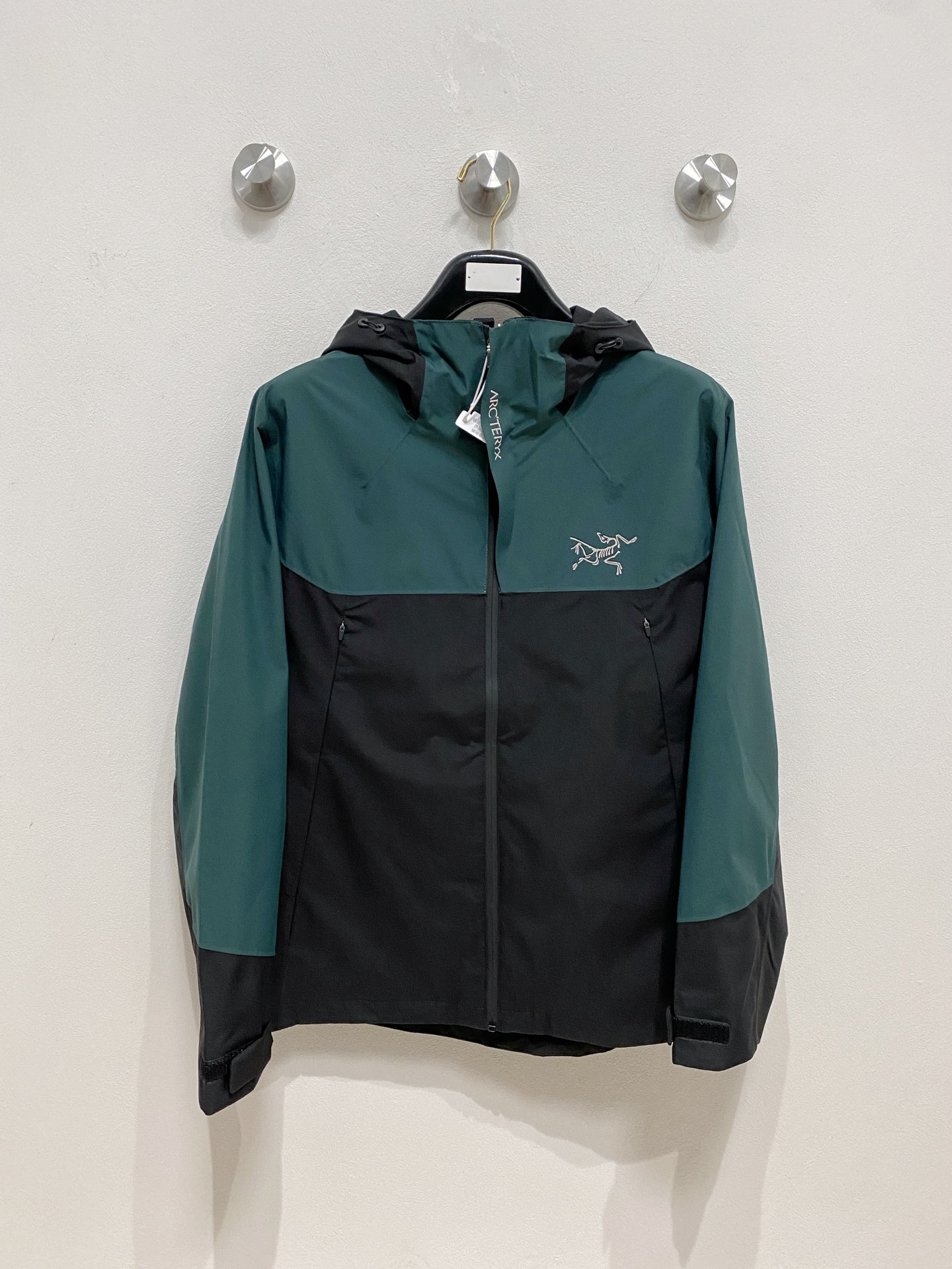 NO:521935,The hot products are coming. ARC’TERYX*Archaew Bird 25ss new light and hard shell jacket. It is versatile outdoor style for men and women. It uses original GORE-TEX technology fabric. All details and accessories are synchronized. GTX material is tightly protected from wind!  It is not easy to get dirty, and it is worry-free to take care of it!  This style is very good, with a large front piece and a pocket glue-pressure design. The workmanship is quite neat. You can't find a thread splicing, and it looks very high-end and high-end. It is equipped with original pull-outs and has an adjustment buckle on the hem, which is convenient for adjustment!  Size m-3xl,arc'teryx,alexander wang19860909爆款来袭 ARC’TERYX*始祖鸟25ss新款轻薄硬壳冲锋衣 百搭户外男女同款 采用原厂GORE-TEX科技面料 细节辅料全部同步gtx材质严密防风！不易脏污,打理起来也很省心！这款版型上身很赞,大身前片,口袋压胶设计,做工相当工整,找不到一丝线头拼接,看上去就很高端上档次,客供原版拉头,下摆也有调节扣,方便调节！ 尺码m-3xl,arc'teryx,alexander wang,Men's clothing