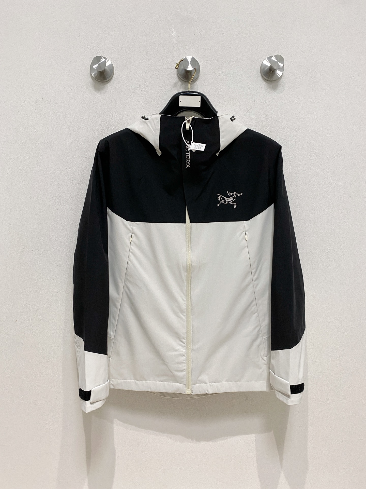 NO:521941,The hot products are coming. ARC’TERYX*Archaew Bird 25ss new light and hard shell jacket. It is versatile outdoor style for men and women. It uses original GORE-TEX technology fabric. All details and accessories are synchronized. GTX material is tightly protected from wind!  It is not easy to get dirty, and it is worry-free to take care of it!  This style is very good, with a large front piece and a pocket glue-pressure design. The workmanship is quite neat. You can't find a thread splicing, and it looks very high-end and high-end. It is equipped with original pull-outs and has an adjustment buckle on the hem, which is convenient for adjustment!  Size m-3xl,arc'teryx,alexander wang19860909爆款来袭 ARC’TERYX*始祖鸟25ss新款轻薄硬壳冲锋衣 百搭户外男女同款 采用原厂GORE-TEX科技面料 细节辅料全部同步gtx材质严密防风！不易脏污,打理起来也很省心！这款版型上身很赞,大身前片,口袋压胶设计,做工相当工整,找不到一丝线头拼接,看上去就很高端上档次,客供原版拉头,下摆也有调节扣,方便调节！ 尺码m-3xl,arc'teryx,alexander wang,Men's clothing