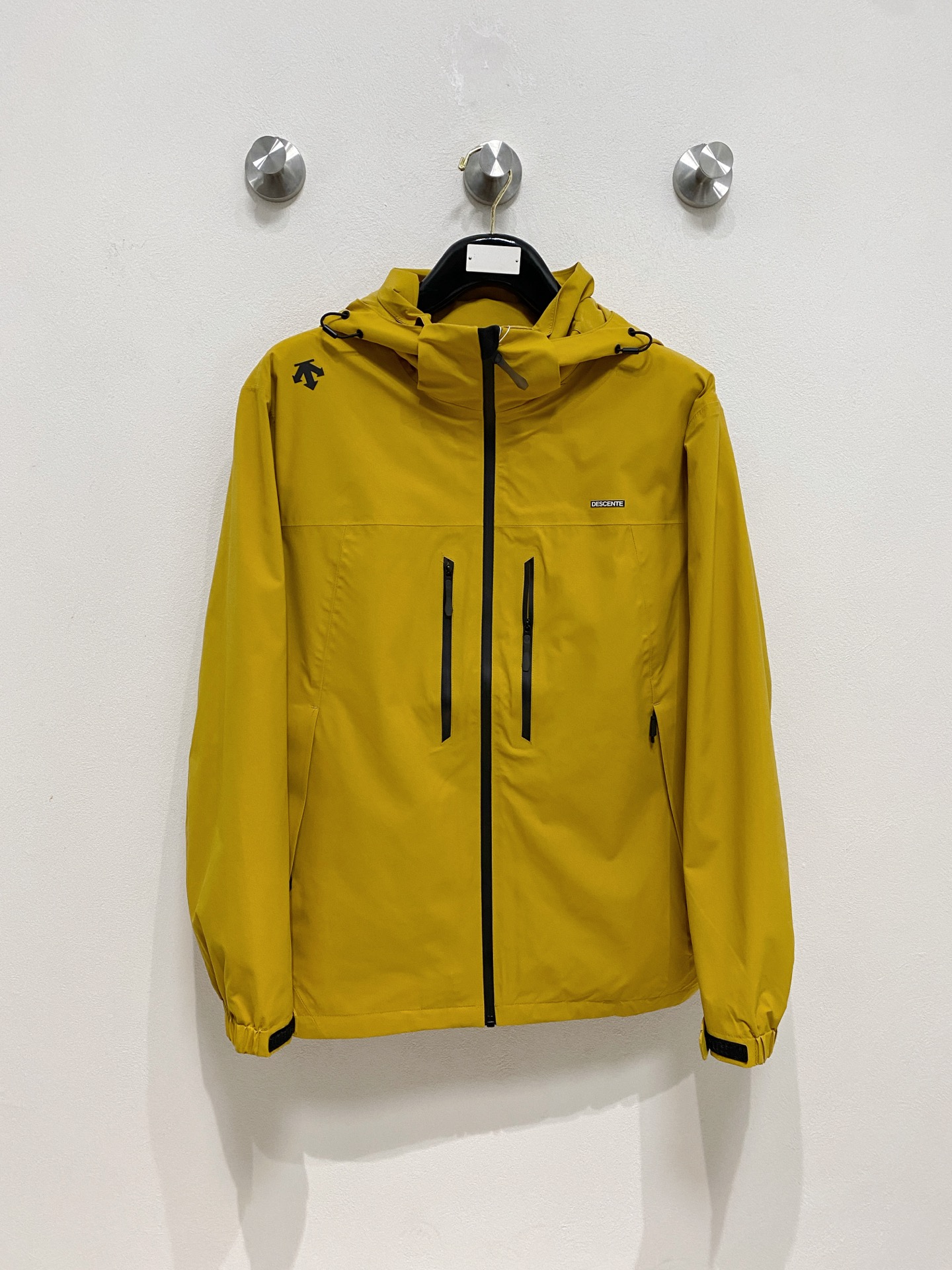 NO:521944,The hot products are coming. The new light and hard shell jacket of DiSant 25ss is versatile outdoor style for men and women. It uses original GORE-TEX technology fabric. All details and accessories are synchronized. The materials are made of GTX tightly windproof!  It is not easy to get dirty, and it is worry-free to take care of it!  This style is very good, with a large front piece and a pocket glue-pressure design. The workmanship is quite neat. You can't find a thread splicing, and it looks very high-end and high-end. It is equipped with original pull-outs and has an adjustment buckle on the hem, which is convenient for adjustment!  Size m-3xl, alexander wang19860909爆款来袭 迪桑特 25ss新款轻薄硬壳冲锋衣 百搭户外男女同款 采用原厂GORE-TEX科技面料 细节辅料全部同步gtx材质严密防风！不易脏污,打理起来也很省心！这款版型上身很赞,大身前片,口袋压胶设计,做工相当工整,找不到一丝线头拼接,看上去就很高端上档次,客供原版拉头,下摆也有调节扣,方便调节！ 尺码m-3xl,,alexander wang,Men's clothing