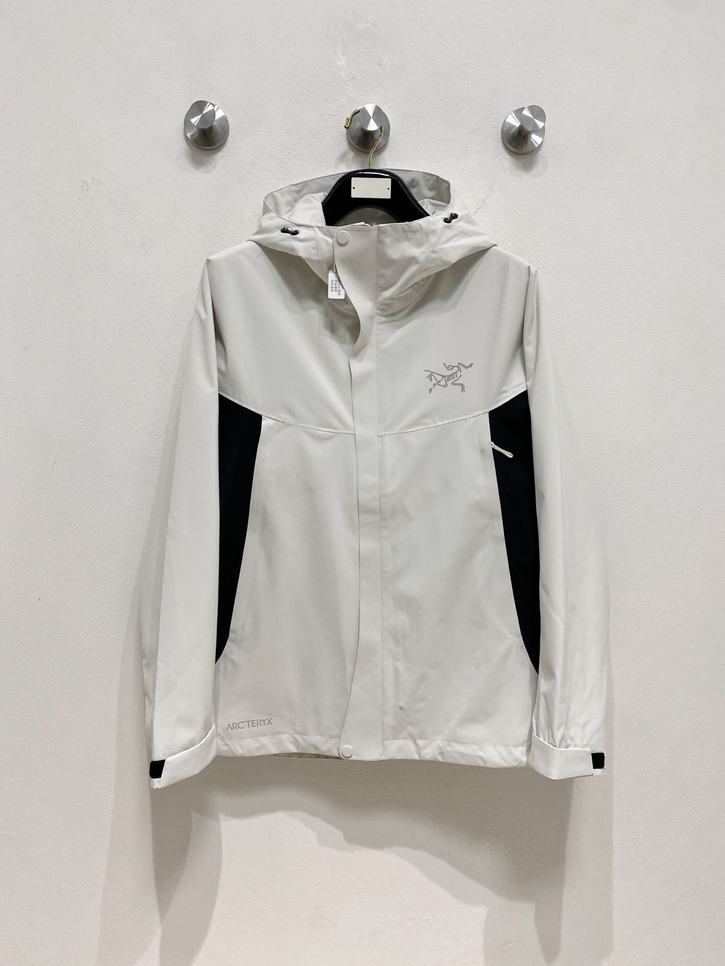 NO:521947,The hot products are coming. ARC’TERYX*Archaew Bird 25ss new light and hard shell jacket. It is versatile outdoor style for men and women. It uses original GORE-TEX technology fabric. All details and accessories are synchronized. GTX material is tightly protected from wind!  It is not easy to get dirty, and it is worry-free to take care of it!  This style is very good, with a large front piece and a pocket glue-pressure design. The workmanship is quite neat. You can't find a thread splicing, and it looks very high-end and high-end. It is equipped with original pull-outs and has an adjustment buckle on the hem, which is convenient for adjustment!  Size m-3xl,arc'teryx,alexander wang19860909爆款来袭 ARC’TERYX*始祖鸟25ss新款轻薄硬壳冲锋衣 百搭户外男女同款 采用原厂GORE-TEX科技面料 细节辅料全部同步gtx材质严密防风！不易脏污,打理起来也很省心！这款版型上身很赞,大身前片,口袋压胶设计,做工相当工整,找不到一丝线头拼接,看上去就很高端上档次,客供原版拉头,下摆也有调节扣,方便调节！ 尺码m-3xl,arc'teryx,alexander wang,Men's clothing