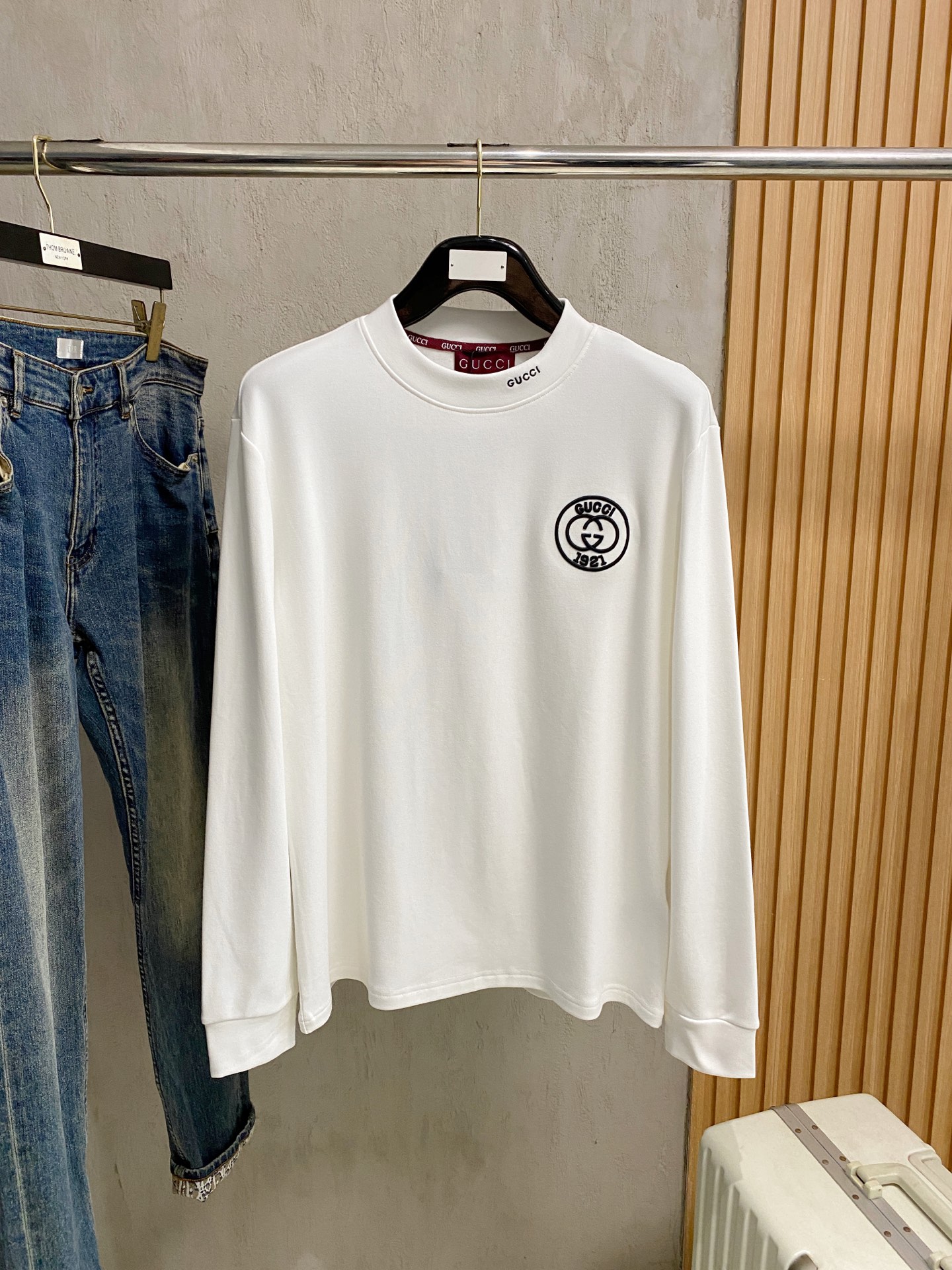 NO:513456,Gucci 25ss autumn [new product] new trade order round neck long sleeve base long sleeve T-shirt internet celebrity style!  The upper body is comfortable and breathable, not stiff, and has a rich three-dimensional sense overall. Its quality export orders meet the simple needs of commuters for dress. The upper body is very effective, it looks slim and does not picky about the figure. The fabric workmanship... Improper, good craftsmanship can make you look good and tasteful, a must-have item for everyone. S-2XL, gucci,tees, t-shirt, alexander wang19860909古驰25ss秋季【新品】新款贸易订单圆领长袖打底长袖T恤网红款！上身舒适透气,不僵硬,整体有着丰富的立体感,品质出口订单,满足通勤人们对于着装的简约需求,上身效果很好,显瘦,不挑剔身材.面料做工....无可挑剔,好工艺好面料才能穿出好品味一款,人手必备单品 码数S-2XL,,gucci,tees，t-shirt,alexander wang,Men's clothing