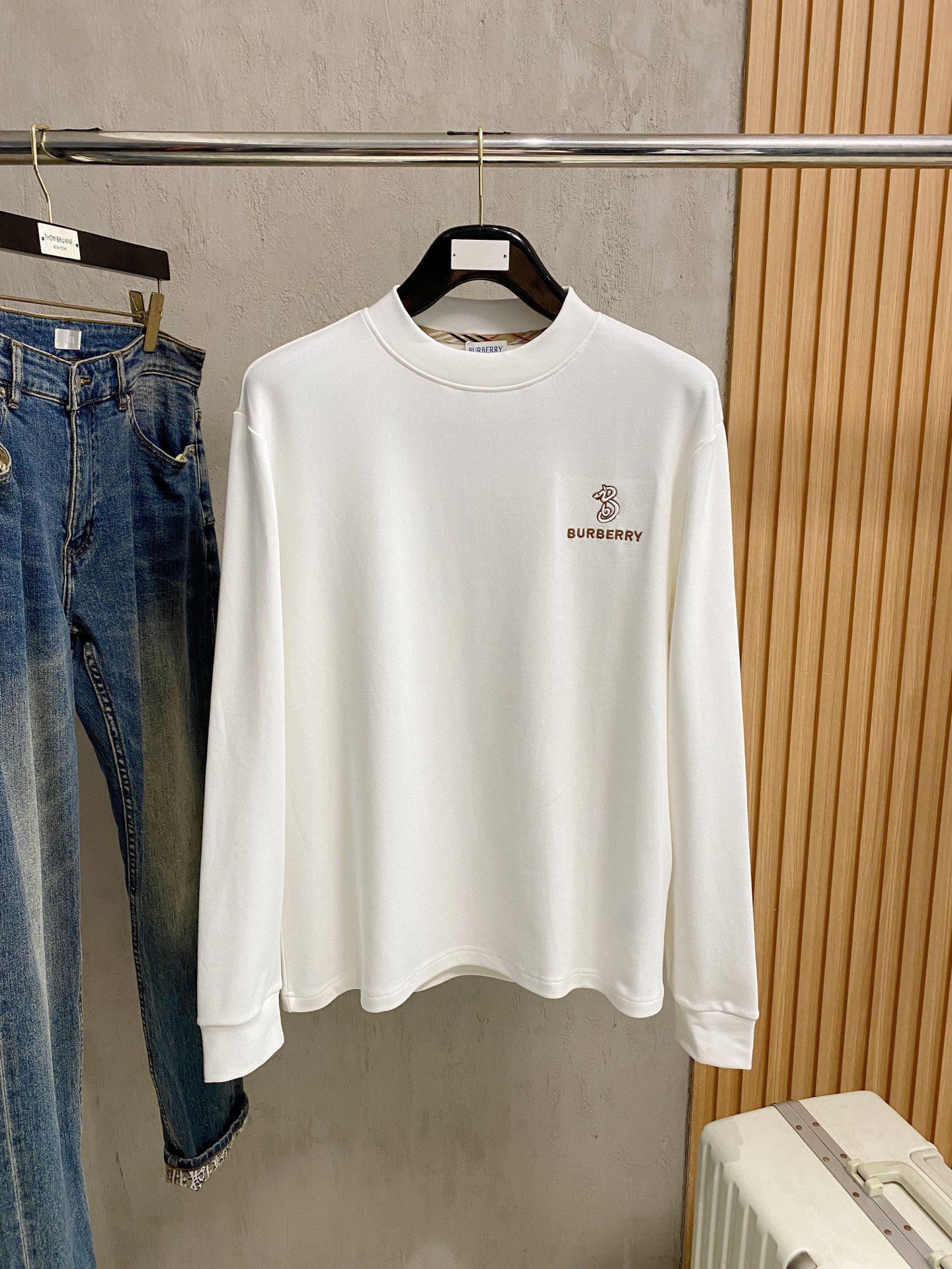 NO:513460,Burberry 25ss autumn [new product] new trade order round neck long sleeve base long sleeve T-shirt internet celebrity style!  The upper body is comfortable and breathable, not stiff, and the overall three-dimensional sense is rich, and the quality export orders meet the simple needs of commuters for dress. The upper body is very effective, it looks slim and does not picky about the figure. The fabric workmanship... Improper, good craftsmanship can make you look good and tasteful, a must-have item for people handwriting. S-2XL, burberry,tees, t-shirt, alexander wang19860909巴宝莉25ss秋季【新品】新款贸易订单圆领长袖打底长袖T恤网红款！上身舒适透气,不僵硬,整体有着丰富的立体感,品质出口订单,满足通勤人们对于着装的简约需求,上身效果很好,显瘦,不挑剔身材.面料做工....无可挑剔,好工艺好面料才能穿出好品味一款,人手必备单品 码数S-2XL,,burberry,tees，t-shirt,alexander wang,Men's clothing