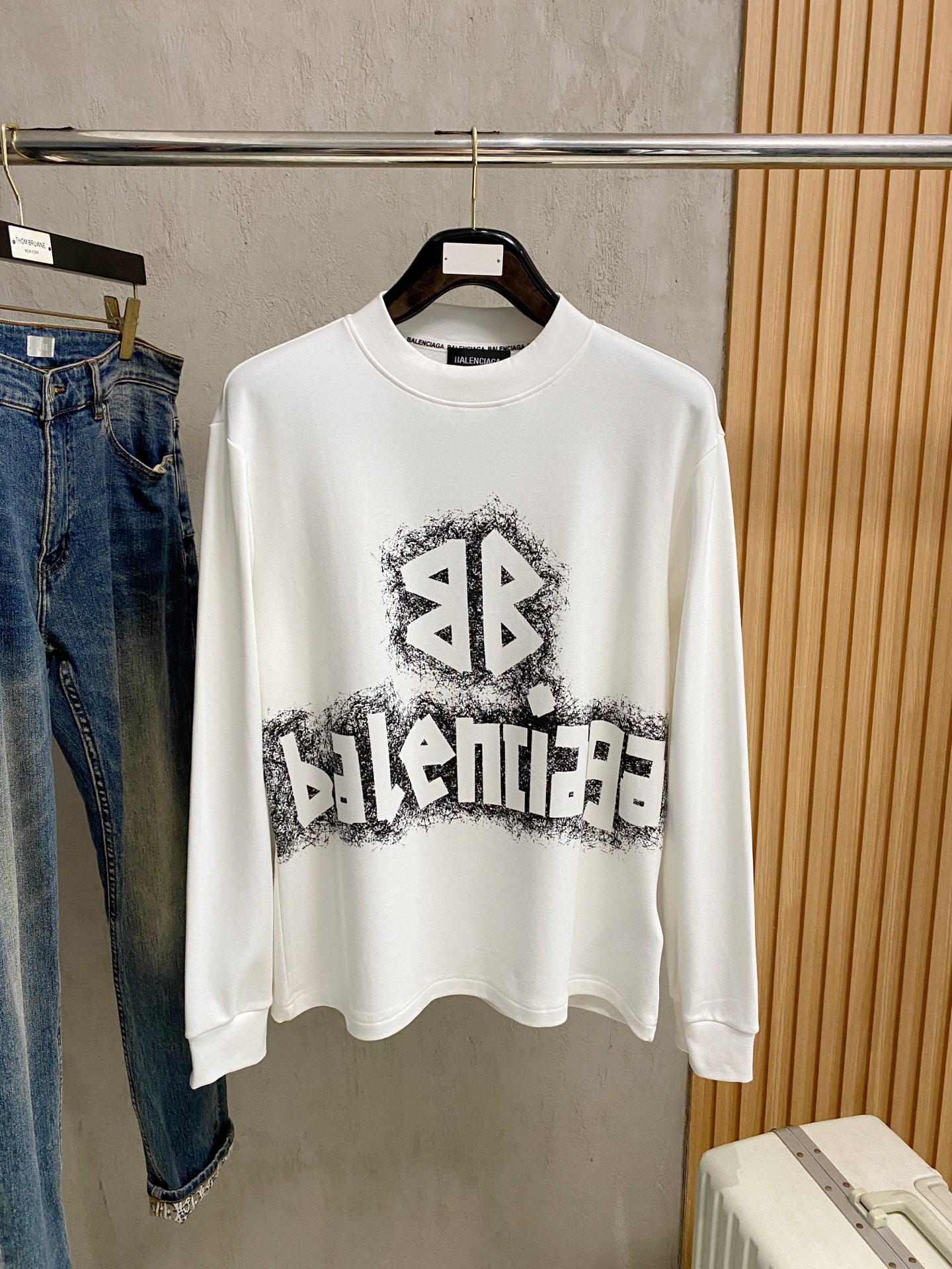 NO:513461,Balenciaga 25ss autumn [new product] new trade order round neck long sleeve base long sleeve T-shirt internet celebrity style!  The upper body is comfortable and breathable, not stiff, and the overall three-dimensional sense is rich, and the quality export orders meet the simple needs of commuters for dress. The upper body is very effective, it looks slim and does not picky about the figure. The fabric workmanship... Improper, good craftsmanship can make you look good and tasteful, a must-have item for everyone. S-2XL, balenciaga,tees, t-shirt, alexander wang19860909巴黎世家25ss秋季【新品】新款贸易订单圆领长袖打底长袖T恤网红款！上身舒适透气,不僵硬,整体有着丰富的立体感,品质出口订单,满足通勤人们对于着装的简约需求,上身效果很好,显瘦,不挑剔身材.面料做工....无可挑剔,好工艺好面料才能穿出好品味一款,人手必备单品 码数S-2XL,,balenciaga,tees，t-shirt,alexander wang,Men's clothing