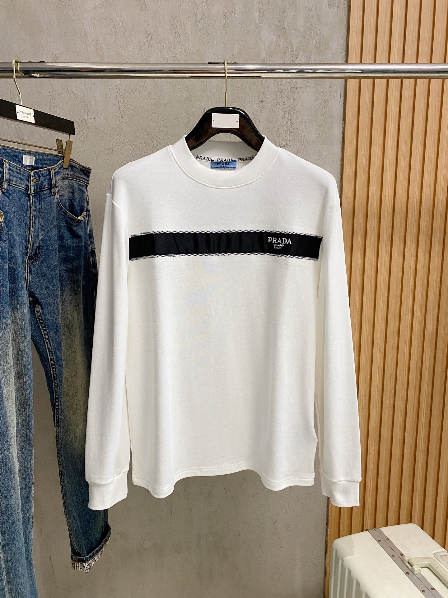 NO:513447,Prada 25ss autumn [new product] new trade order round neck long sleeve base long sleeve T-shirt internet celebrity style!  The upper body is comfortable and breathable, not stiff, and the overall three-dimensional sense is rich, and the quality export orders meet the simple needs of commuters for dress. The upper body is very effective, it looks slim and does not picky about the figure. The fabric workmanship... Improper, good craftsmanship can make you look good and tasteful, a must-have item for people handwriting. S-2XL, prada,tees, t-shirt, alexander wang19860909普拉达25ss秋季【新品】新款贸易订单圆领长袖打底长袖T恤网红款！上身舒适透气,不僵硬,整体有着丰富的立体感,品质出口订单,满足通勤人们对于着装的简约需求,上身效果很好,显瘦,不挑剔身材.面料做工....无可挑剔,好工艺好面料才能穿出好品味一款,人手必备单品 码数S-2XL,,prada,tees，t-shirt,alexander wang,Men's clothing