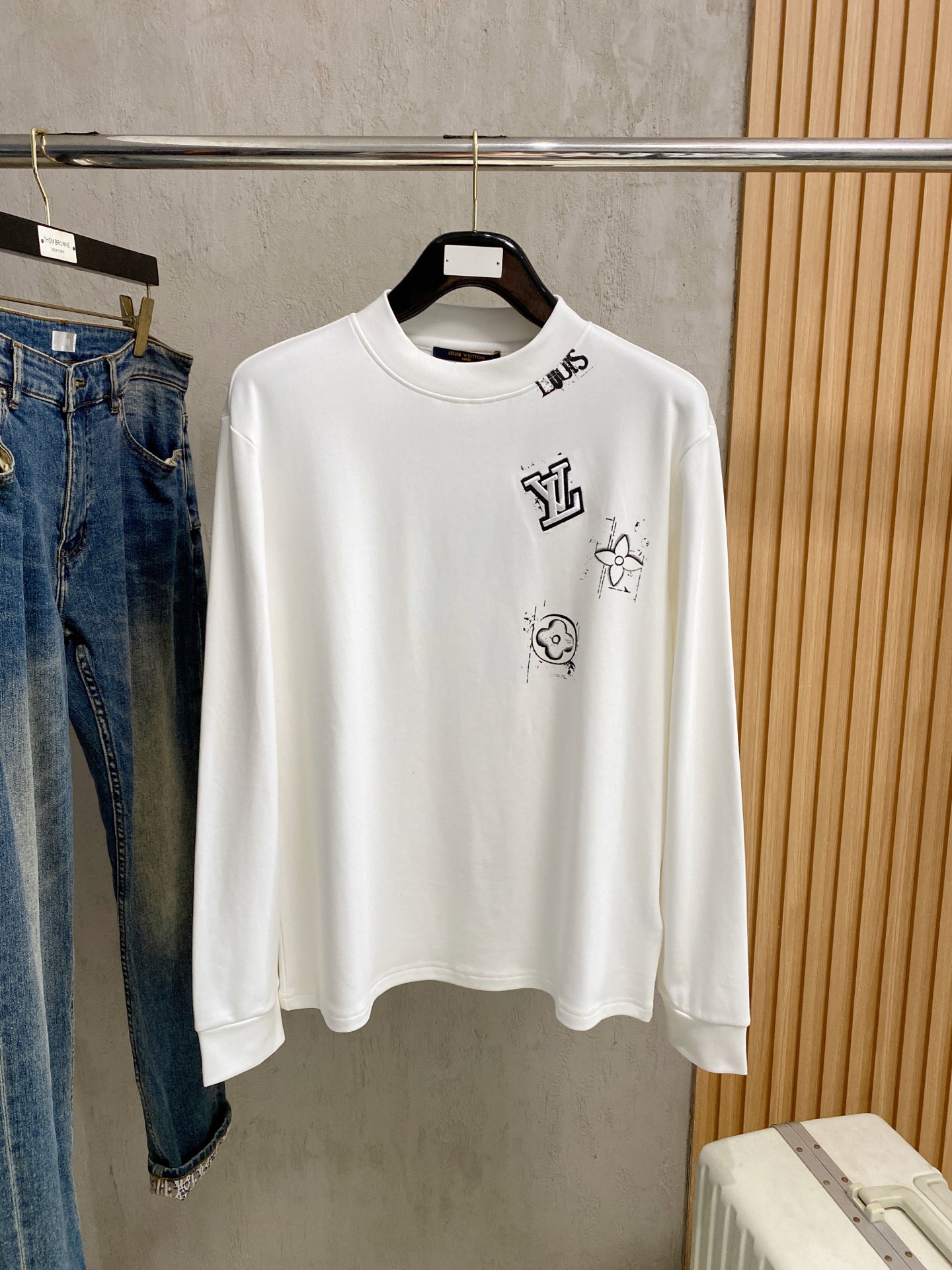 NO:513449,LV25ss autumn [new product] new trade order round neck long sleeve base long sleeve T-shirt internet celebrity style!  The upper body is comfortable and breathable, not stiff, and the overall three-dimensional sense is rich, and the quality export orders meet the simple needs of commuters for dressing. The upper body is very effective, it looks slim and does not picky about the figure. The fabric workmanship... Improper, good craftsmanship can make you look good and tasteful, a must-have item for everyone. S-2XL,,louis vuitton,tees, t-shirt,alexander wang19860909LV25ss秋季【新品】新款贸易订单圆领长袖打底长袖T恤网红款！上身舒适透气,不僵硬,整体有着丰富的立体感,品质出口订单,满足通勤人们对于着装的简约需求,上身效果很好,显瘦,不挑剔身材.面料做工....无可挑剔,好工艺好面料才能穿出好品味一款,人手必备单品 码数S-2XL,,louis vuitton,tees，t-shirt,alexander wang,Men's clothing