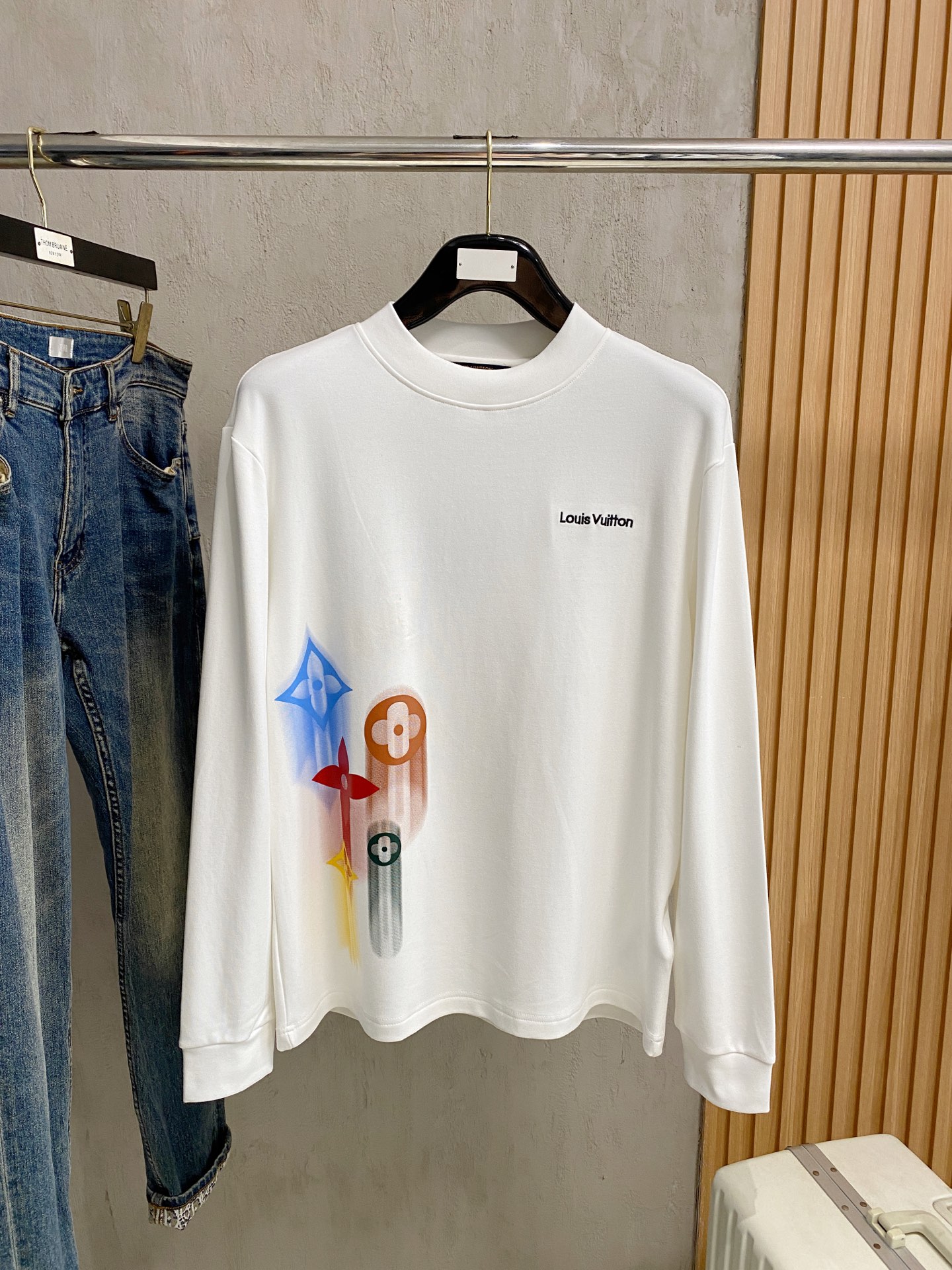 NO:703389,Replace after the end of the year. LV25ss autumn [new product] new trade order round neck long-sleeved bottoming shirt!  Long-sleeved T-shirt internet celebrity style!  The upper body is comfortable and breathable, not stiff, and has a rich three-dimensional sense. It is a quality export order that meets the simple needs of commuters. The upper body effect is very good, slimming, and not picky about the figure. The fabric workmanship... is impeccable. Only good craftsmanship and good fabrics can make you wear a good taste. A must-have item. Size S-2XL, Louis Vuitton, tees, t-shirt,19860909年后退换. LV25ss秋季【新品】新款贸易订单圆领长袖打底衫！长袖T恤网红款！上身舒适透气,不僵硬,整体有着丰富的立体感,品质出口订单,满足通勤人们对于着装的简约需求,上身效果很好,显瘦,不挑剔身材.面料做工....无可挑剔,好工艺好面料才能穿出好品味一款,人手必备单品 码数S-2XL,,louis vuitton,tees，t-shirt,,Men's clothing