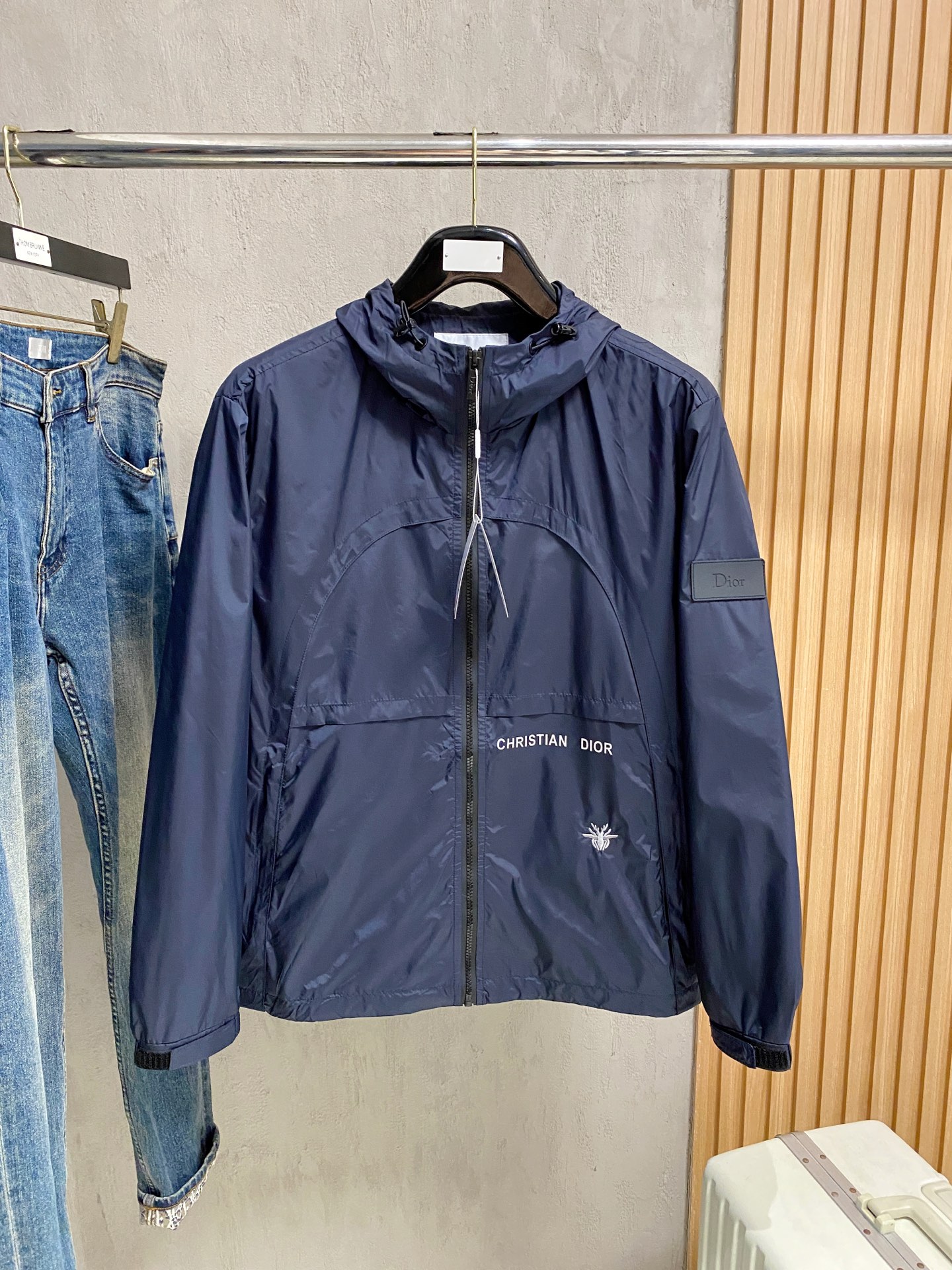 NO:513457,Dior 25ss early autumn [new product] windbreaker jacket jacket popular, autumn and winter counter new casual and fashionable jacket jacket!  Super avant-garde design style, delicate and comfortable, very light and not easy to wrinkle. Multiple craftsmanship The overall design is quite visual, the upper body is casual and stylish, with a certain degree of clarity, absolutely recommended to be at the most cutting-edge fashion temperament, a must-have for urban casualness. Number of codes M~3XL, dior, jackets & coats, jackets & coats, alexander wang19860909迪奥25ss早秋【新品】风衣夹克外套爆款 秋冬专柜新款休闲时尚夹克外套！超前卫设计风格 细腻舒适 穿着非常轻便不易起皱.多重重工艺 整体的设计颇具视觉感,上身休闲有型,有一定的挺括度,绝对走在时尚最尖端的气质感推荐,都市休闲必备.码数M~3XL,,dior,jackets & coats,jackets & coats,alexander wang,Men's clothing