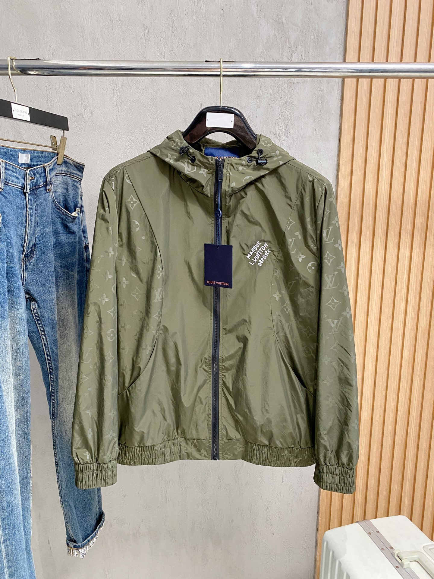 NO:513453,LV25ss Early Autumn [New Product] Trench coat jacket popular, autumn and winter counter new casual and fashionable jacket!  Super avant-garde design style, delicate and comfortable, very light and not easy to wrinkle. Multiple craftsmanship The overall design is quite visual, the upper body is casual and stylish, with a certain degree of clarity, absolutely recommended to be at the most cutting-edge fashion temperament, a must-have for urban casualness. Number of codes M~3XL, louis vuitton, jackets & coats, jackets & coats, alexander wang19860909LV25ss早秋【新品】风衣夹克外套爆款 秋冬专柜新款休闲时尚夹克外套！超前卫设计风格 细腻舒适 穿着非常轻便不易起皱.多重重工艺 整体的设计颇具视觉感,上身休闲有型,有一定的挺括度,绝对走在时尚最尖端的气质感推荐,都市休闲必备.码数M~3XL,,louis vuitton,jackets & coats,jackets & coats,alexander wang,Men's clothing