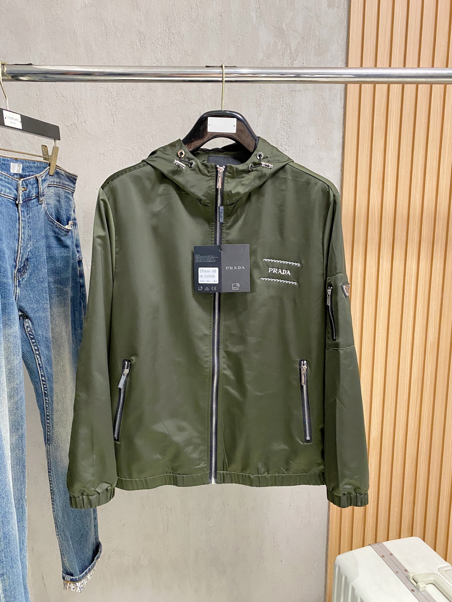 NO:513455,Prada 25ss early autumn [new product] windbreaker jacket jacket popular, autumn and winter counter new casual and fashionable jacket jacket!  Super avant-garde design style, delicate and comfortable, very light and not easy to wrinkle. Multiple craftsmanship The overall design is quite visual, the upper body is casual and stylish, with a certain degree of clarity, absolutely recommended to be at the most cutting-edge fashion temperament, a must-have for urban casualness. Number of codes M~3XL, prada, jackets & coats, jackets & coats, alexander wang19860909普拉达25ss早秋【新品】风衣夹克外套爆款 秋冬专柜新款休闲时尚夹克外套！超前卫设计风格 细腻舒适 穿着非常轻便不易起皱.多重重工艺 整体的设计颇具视觉感,上身休闲有型,有一定的挺括度,绝对走在时尚最尖端的气质感推荐,都市休闲必备.码数M~3XL,,prada,jackets & coats,jackets & coats,alexander wang,Men's clothing