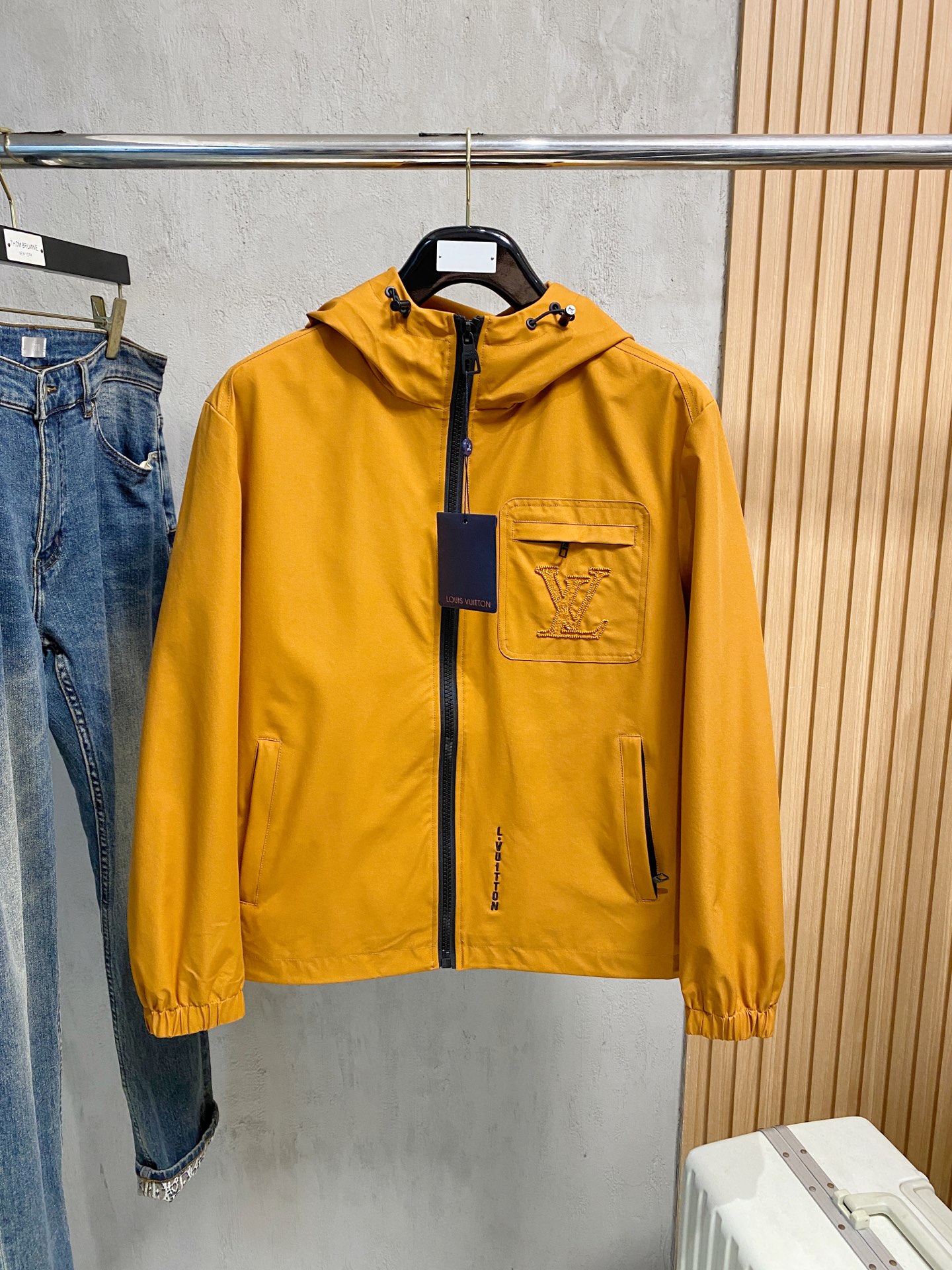 NO:513459,LV25ss Early Autumn [New Product] Trench coat jacket popular, autumn and winter counter new casual and fashionable jacket!  Super avant-garde design style, delicate and comfortable, very light and not easy to wrinkle. Multiple craftsmanship The overall design is quite visual, the upper body is casual and stylish, with a certain degree of clarity, absolutely recommended to be at the most cutting-edge fashion temperament, a must-have for urban casualness. Number of codes M~3XL, louis vuitton, jackets & coats, jackets & coats, alexander wang19860909LV25ss早秋【新品】风衣夹克外套爆款 秋冬专柜新款休闲时尚夹克外套！超前卫设计风格 细腻舒适 穿着非常轻便不易起皱.多重重工艺 整体的设计颇具视觉感,上身休闲有型,有一定的挺括度,绝对走在时尚最尖端的气质感推荐,都市休闲必备.码数M~3XL,,louis vuitton,jackets & coats,jackets & coats,alexander wang,Men's clothing