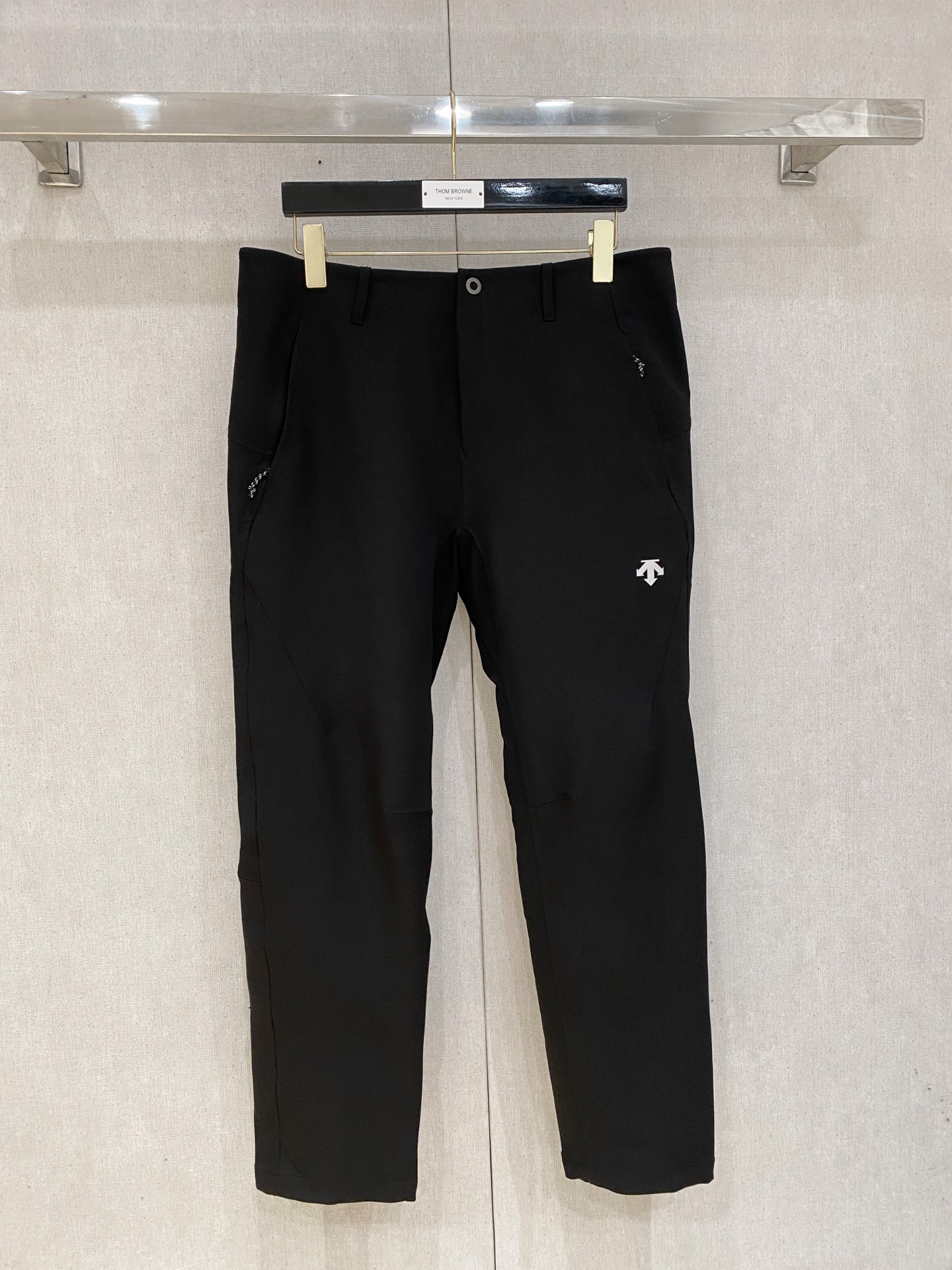 NO:524174,New spring products, DiSant Outdoor windproof and breathable autumn and winter men's soft shell pants!  Seamless design High-heat bird home outdoor functional wind 3D three-dimensional slim fitting cut, high-definition outdoor functional fabric! The cloth surface is very solid! The tear resistance is very strong! The comfort is really nothing to say. Men's soft shell trousers Lightweight and wear-resistant soft shell trousers, these trousers are deeply influenced by climbing DNA. As one of the trousers for hiking and backpacking, it has a variety of functions and can always adapt to your changing needs. Durable soft shell fabric is windproof, water-proof, and elastic fabric with splicing and tailoring technology allows you to move freely. Number m-3xl order to report waist circumference or height and weight, jil sander, backpacks, alexander wang19860909开春新品 迪桑特 户外防风透气秋冬男士软壳裤！无缝设计 高热度鸟家户外机能风3D立体修身裁剪,高定户外机能面料 !布面非常扎实!抗撕裂效果很强悍!舒适感真心没话说 男子软壳长裤 轻量、耐磨的软壳长裤, 这款裤子深受攀登DNA影响, 作为徒步和背包旅行的裤装之一,具有多样功能,总能适应你不断变化的需求.耐用的软壳面料防风、防泼水、.弹力面料搭配拼接剪裁工艺,让你活动自如, 码数 m-3xl 下单报腰围或者身高体重,,jil sander,backpacks,alexander wang,Men's clothing