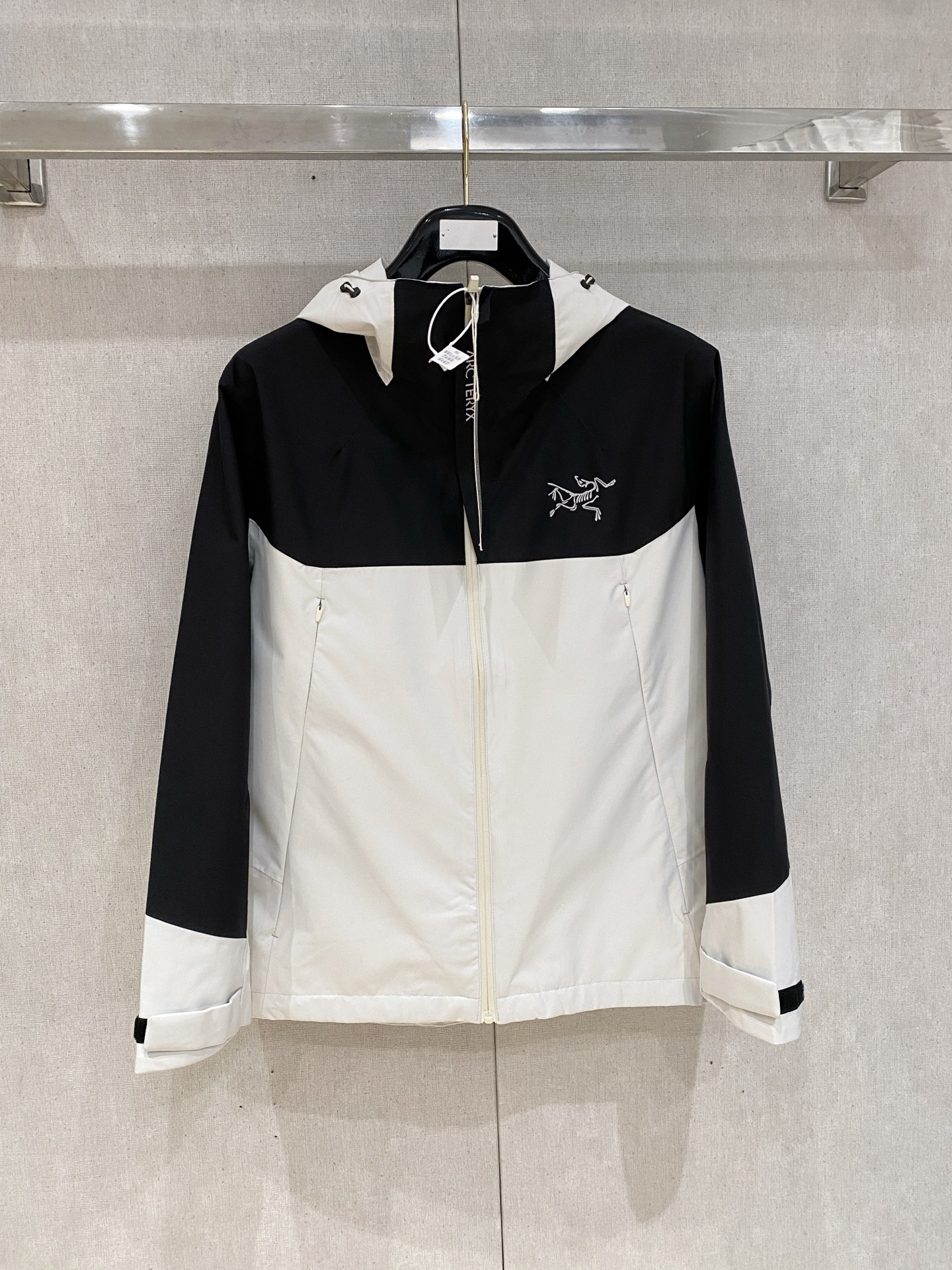 NO:524176,The hot products are coming. ARC’TERYX*Archaew Bird 25ss new light and hard shell jacket. It is versatile outdoor style for men and women. It uses original GORE-TEX technology fabric. All details and accessories are synchronized. GTX material is tightly protected from wind!  It is not easy to get dirty, and it is worry-free to take care of it!  This style is very good, with a large front piece and a pocket glue-pressure design. The workmanship is quite neat. You can't find a thread splicing, and it looks very high-end and high-end. It is equipped with original pull-outs and has an adjustment buckle on the hem, which is convenient for adjustment!  Size M-3XL, arc'teryx,alexander wang19860909爆款来袭 ARC’TERYX*始祖鸟25ss新款轻薄硬壳冲锋衣 百搭户外男女同款 采用原厂GORE-TEX科技面料 细节辅料全部同步gtx材质严密防风！不易脏污,打理起来也很省心！这款版型上身很赞,大身前片,口袋压胶设计,做工相当工整,找不到一丝线头拼接,看上去就很高端上档次,客供原版拉头,下摆也有调节扣,方便调节！ 尺码M-3XL,arc'teryx,alexander wang,Men's clothing