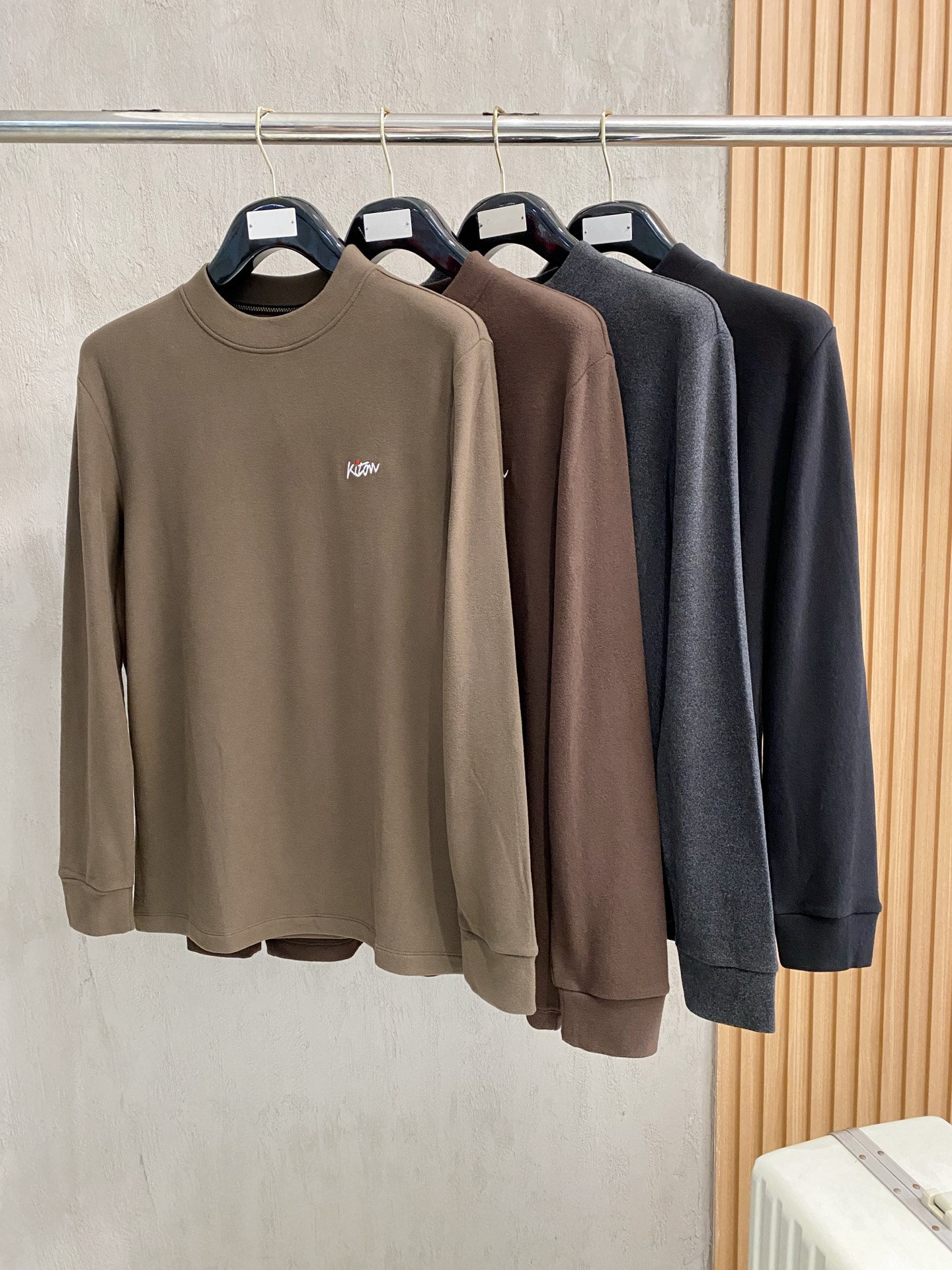 kiton 2025秋冬新款.加厚加绒打底单穿长袖T袖卫订制加厚面料.前后工艺细节特别好，高级十足，与专