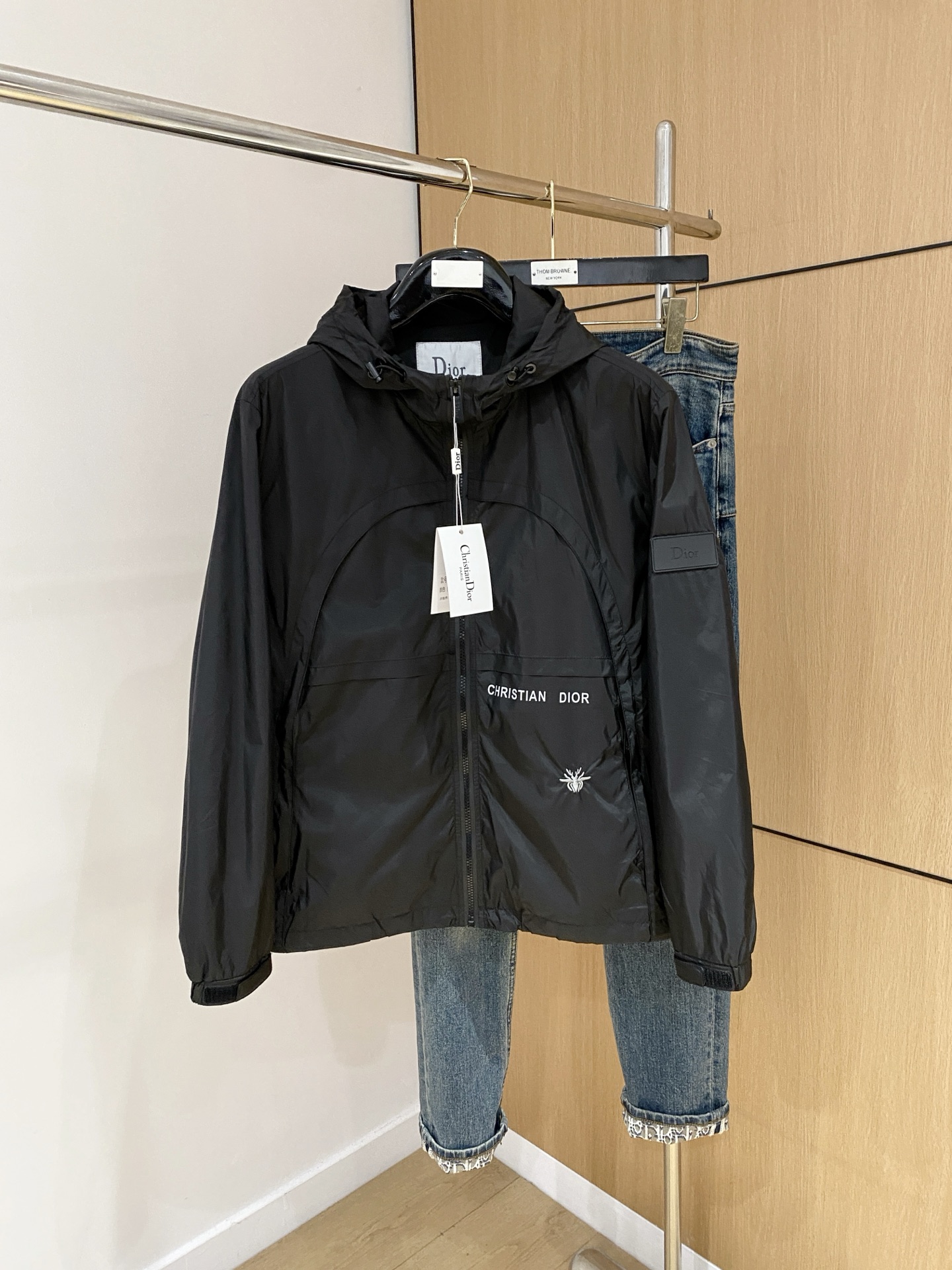 NO:517046,Dior 25ss early autumn [new product] windbreaker jacket jacket popular, autumn and winter counter new casual and fashionable jacket jacket!  Super avant-garde design style, delicate and comfortable, very light and not easy to wrinkle. Multiple craftsmanship The overall design is quite visual, the upper body is casual and stylish, with a certain degree of clarity, absolutely recommended to be at the most cutting-edge fashion temperament, a must-have for urban casualness. Number of codes M~3XL, dior, jackets & coats, jackets & coats, alexander wang19860909迪奥25ss早秋【新品】风衣夹克外套爆款 秋冬专柜新款休闲时尚夹克外套！超前卫设计风格 细腻舒适 穿着非常轻便不易起皱.多重重工艺 整体的设计颇具视觉感,上身休闲有型,有一定的挺括度,绝对走在时尚最尖端的气质感推荐,都市休闲必备.码数M~3XL,,dior,jackets & coats,jackets & coats,alexander wang,Men's clothing