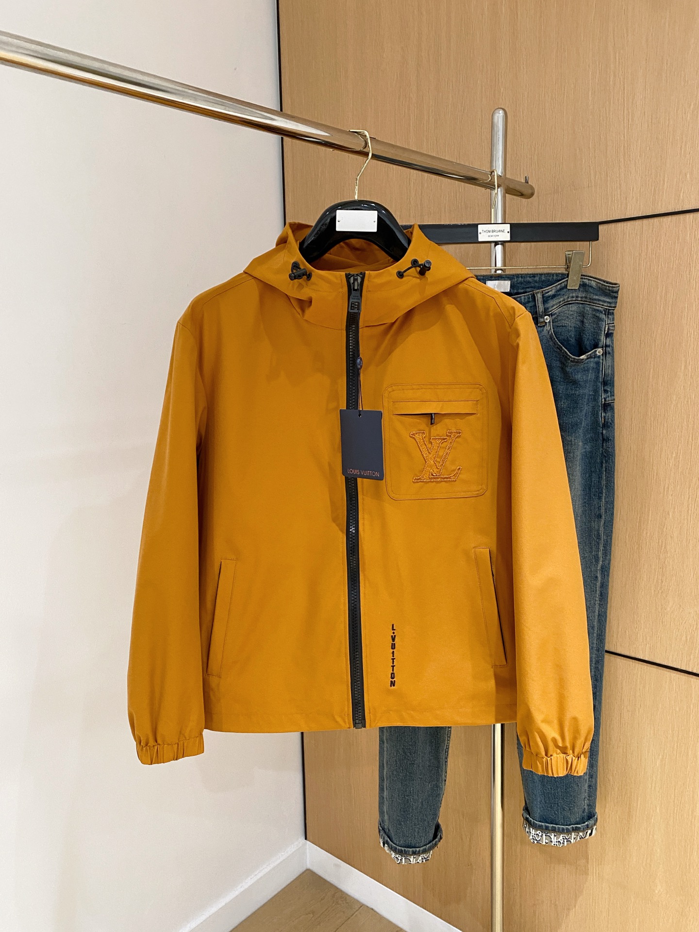 NO:517052,LV25ss Early Autumn [New Product] Trench coat jacket popular, autumn and winter counter new casual and fashionable jacket!  Super avant-garde design style, delicate and comfortable, very light and not easy to wrinkle. Multiple craftsmanship The overall design is quite visual, the upper body is casual and stylish, with a certain degree of clarity, absolutely recommended to be at the most cutting-edge fashion temperament, a must-have for urban casualness. Number of codes M~3XL, louis vuitton, jackets & coats, jackets & coats, alexander wang19860909LV25ss早秋【新品】风衣夹克外套爆款 秋冬专柜新款休闲时尚夹克外套！超前卫设计风格 细腻舒适 穿着非常轻便不易起皱.多重重工艺 整体的设计颇具视觉感,上身休闲有型,有一定的挺括度,绝对走在时尚最尖端的气质感推荐,都市休闲必备.码数M~3XL,,louis vuitton,jackets & coats,jackets & coats,alexander wang,Men's clothing